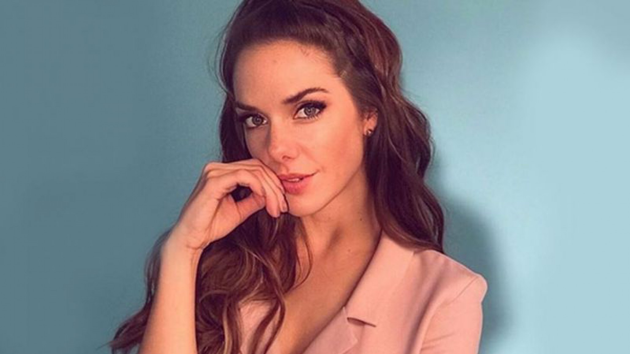 ¡Belleza que derrite! Julieta Nair Calvo promociona su línea de bikinis con un sorprendente video en la playa