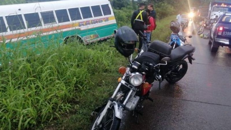 Desgracia: quiso ayudar a un hombre accidentado y la atropelló un colectivo