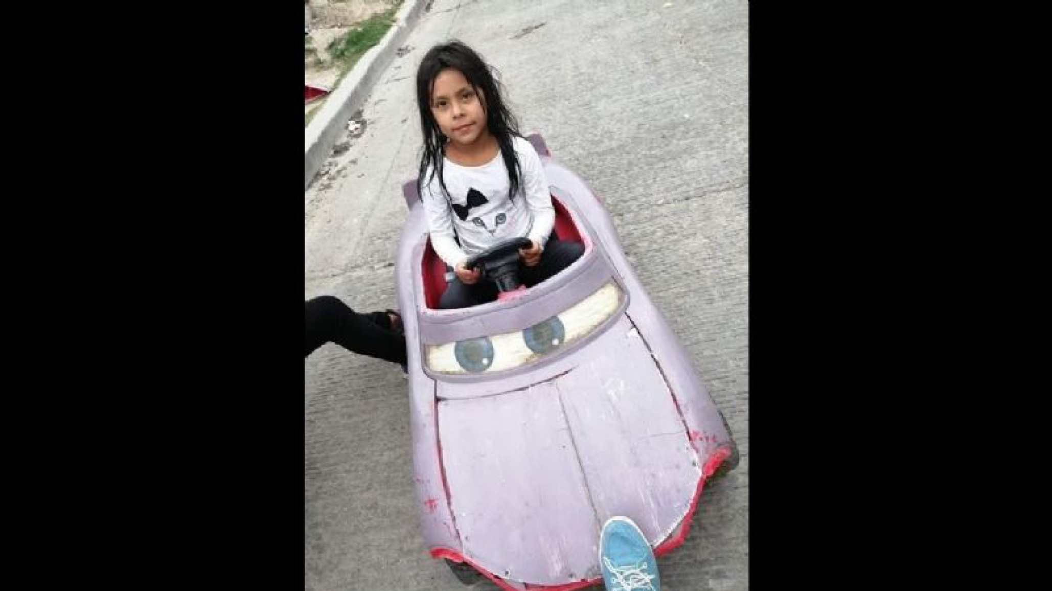 Video: ¿Cuántas vidas perdió? Una gato es atropellado por una nena