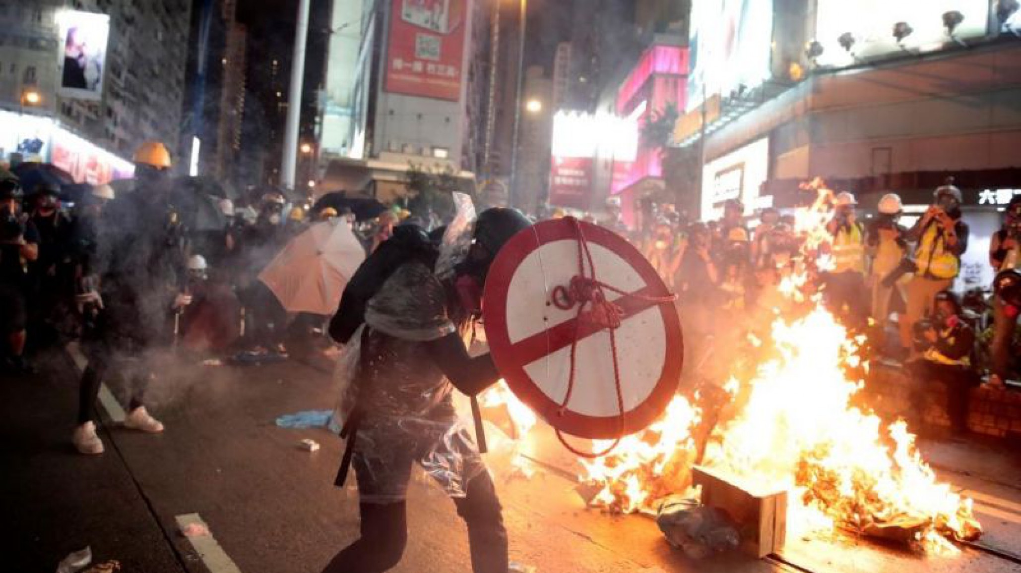 Video: Manifestantes descargan su ira destrozando un taxi