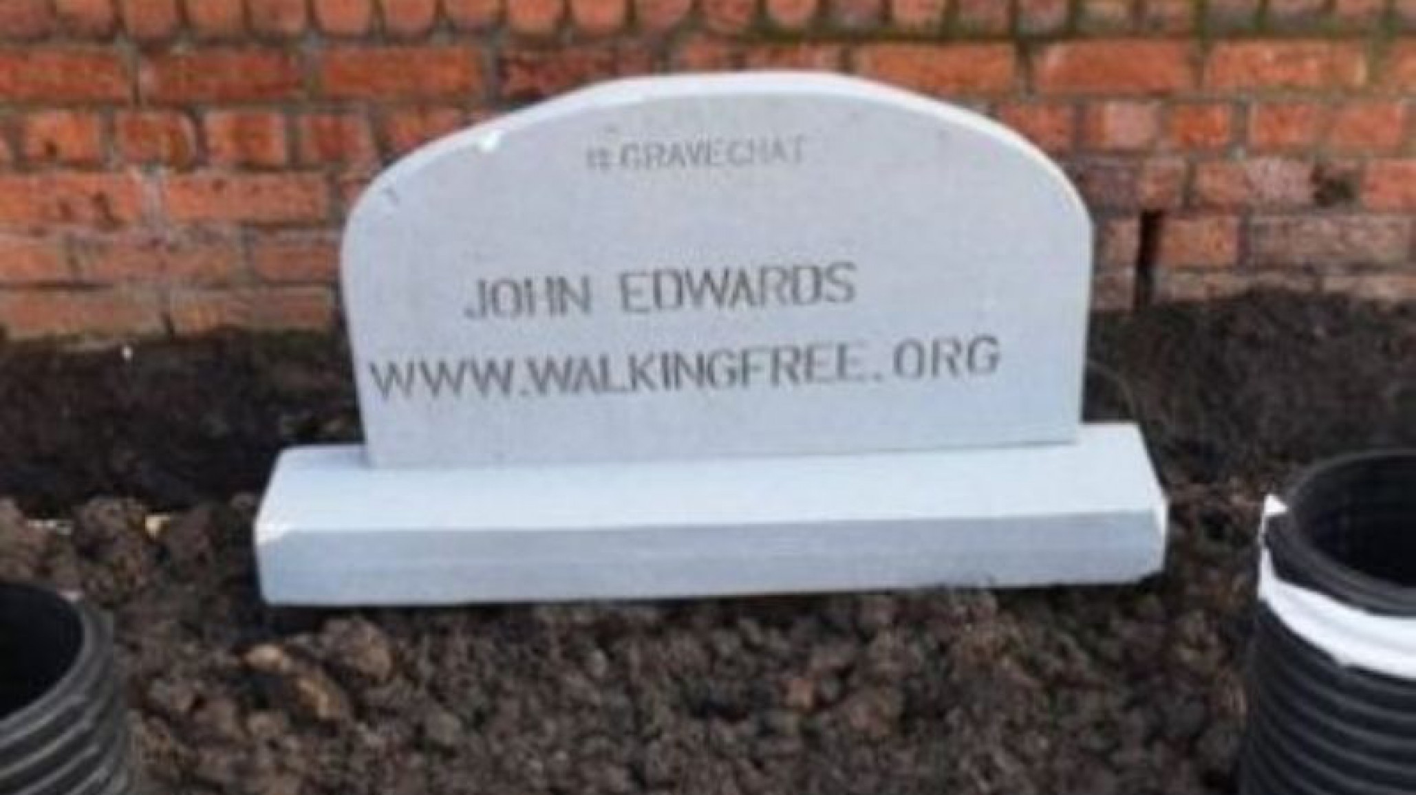 Tiene 61 años y se enterró vivo por una buena causa