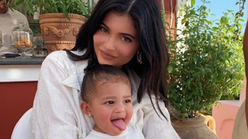 La maternidad es lo primero: Los tiernos videos de Kylie Jenner junto a su hija