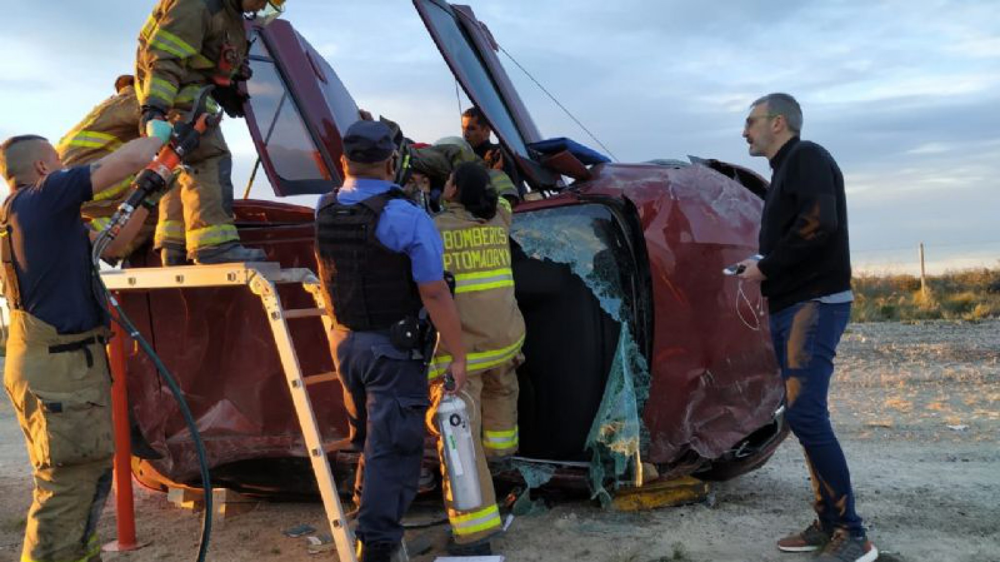 Volcó con su camioneta y los bomberos tuvieron que rescatarlo