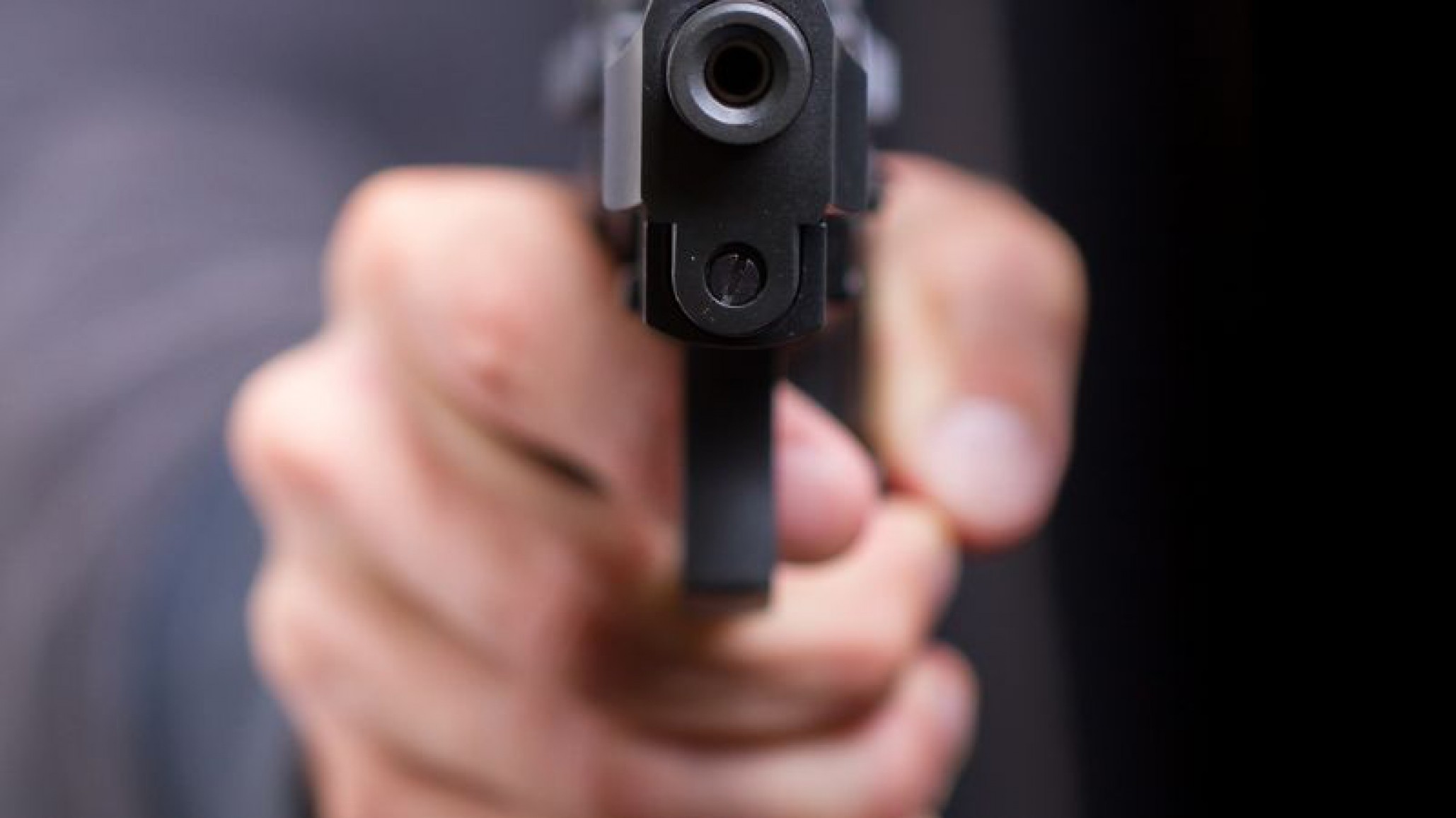 Estaba durmiendo, escuchó disparos, se levantó y fue baleado en el pecho en la puerta de su casa