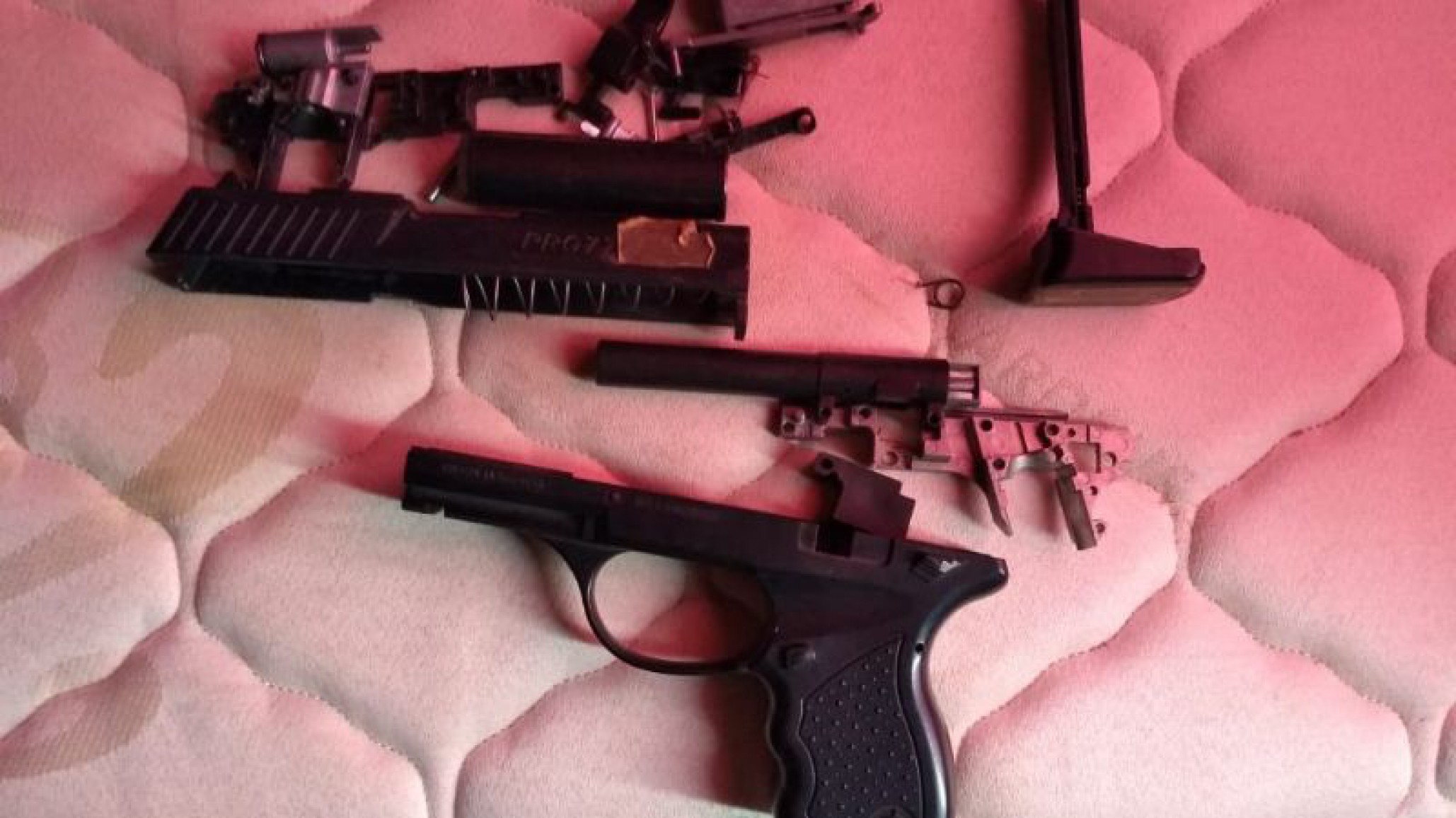 Amenazó a su hermano y en los allanamientos le encontraron un arsenal