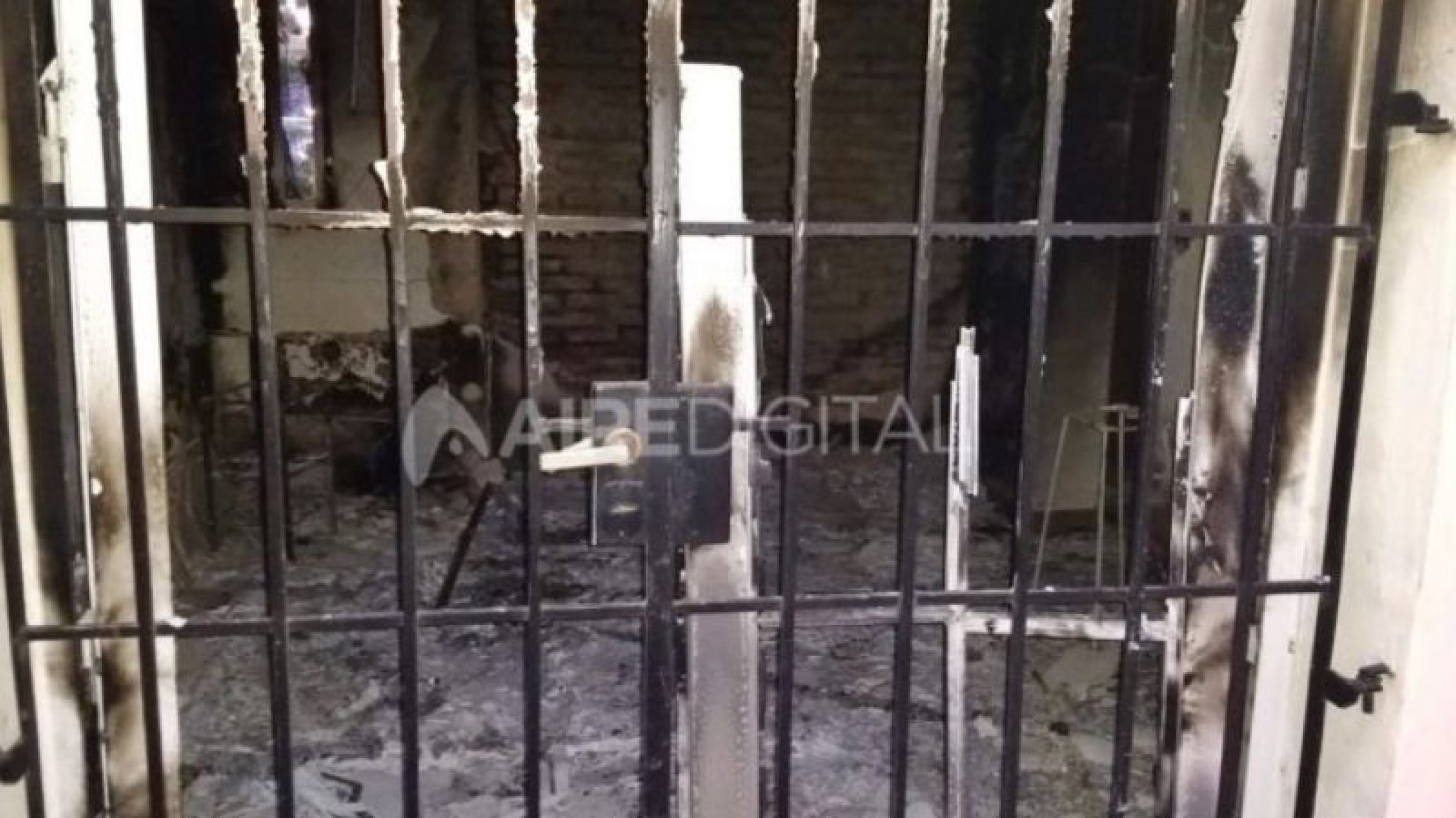 Ladrones robaron y quemaron una casa