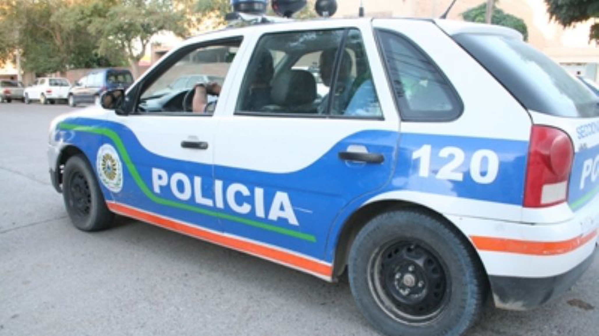 Increíble: Se bajo del auto y un joven que circulaba en bicicleta se metió y le robó