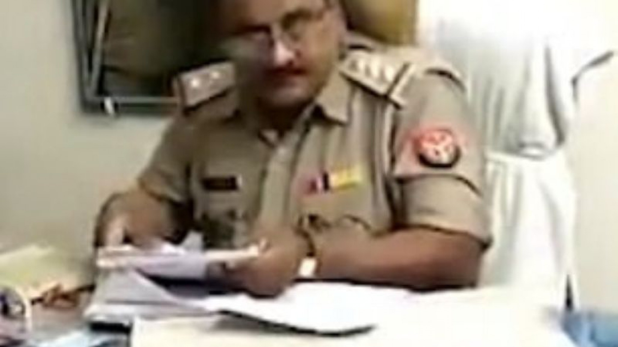 Se hizo viral el video de un mono con un policía ¿Qué hace?