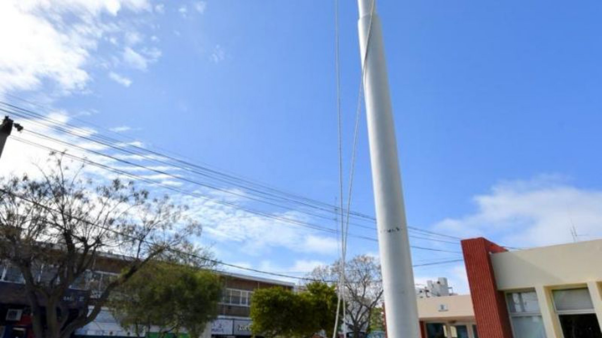 Izaron la bandera Tehuelche en el mástil del Municipio de Madryn