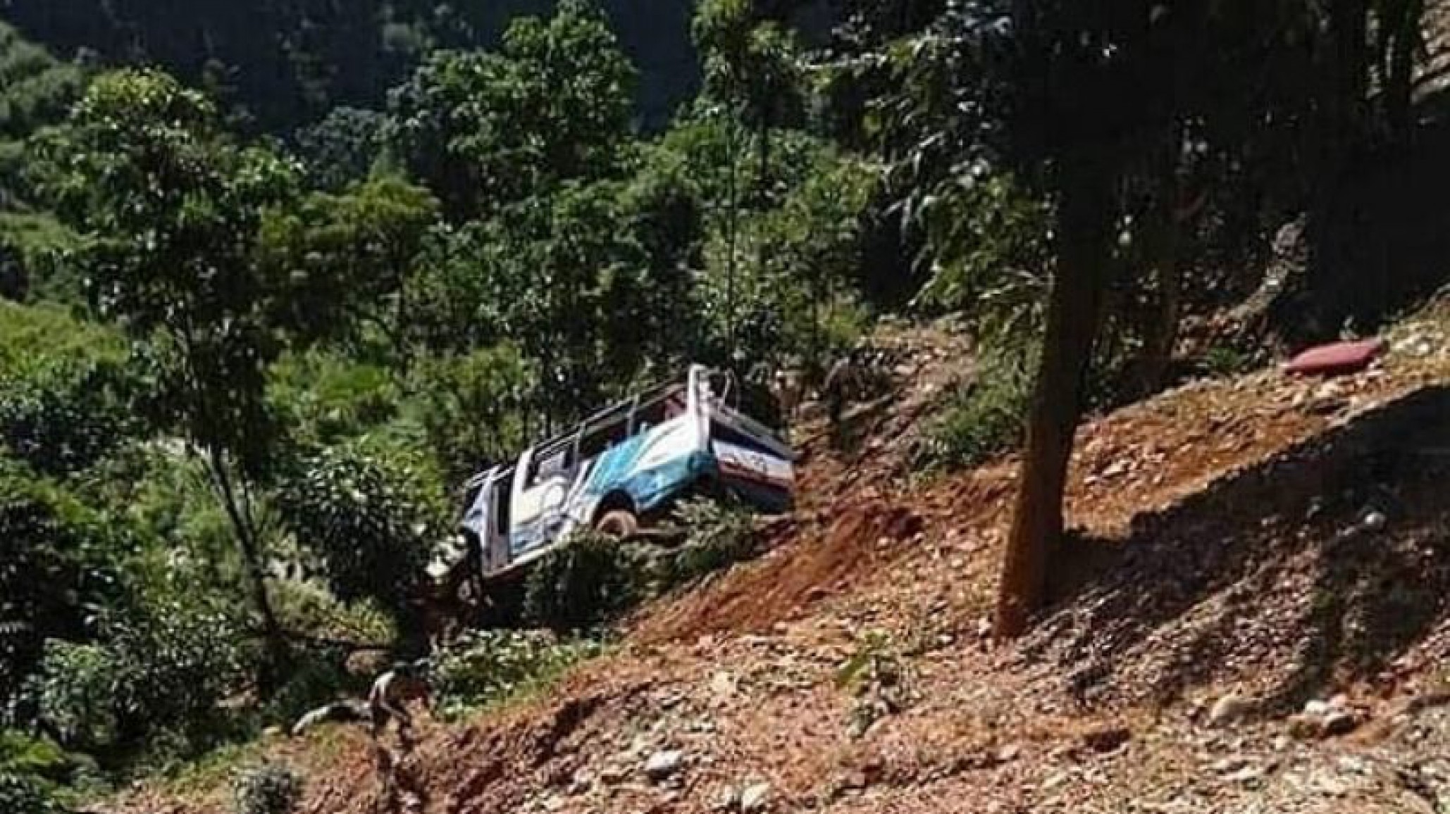 Tragedia en Nepal: un colectivo sobrecargado cayó 50 metros por un barranco