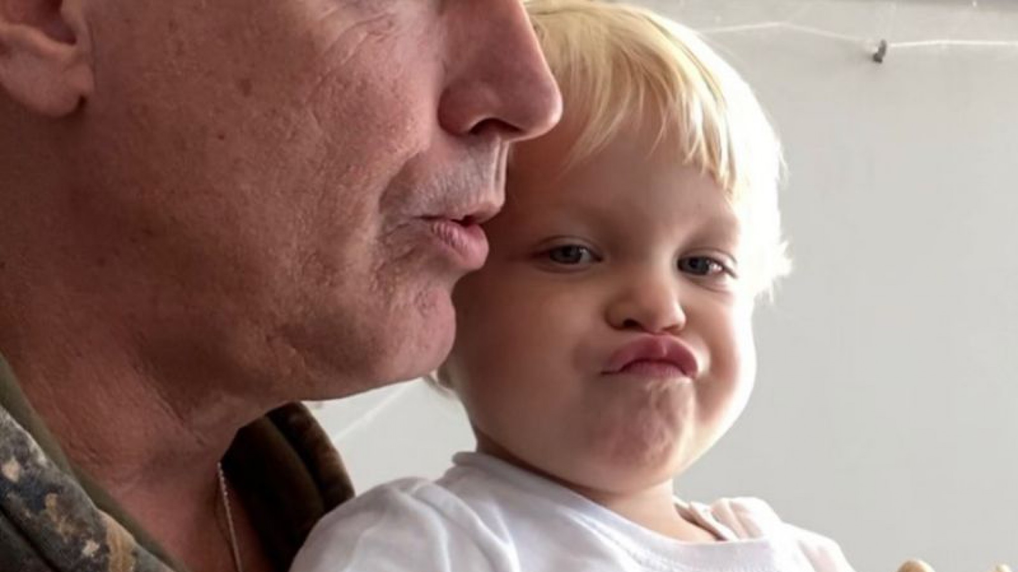 La envidia de todos: ¡Le enseñaron a Mirko como se come torta!