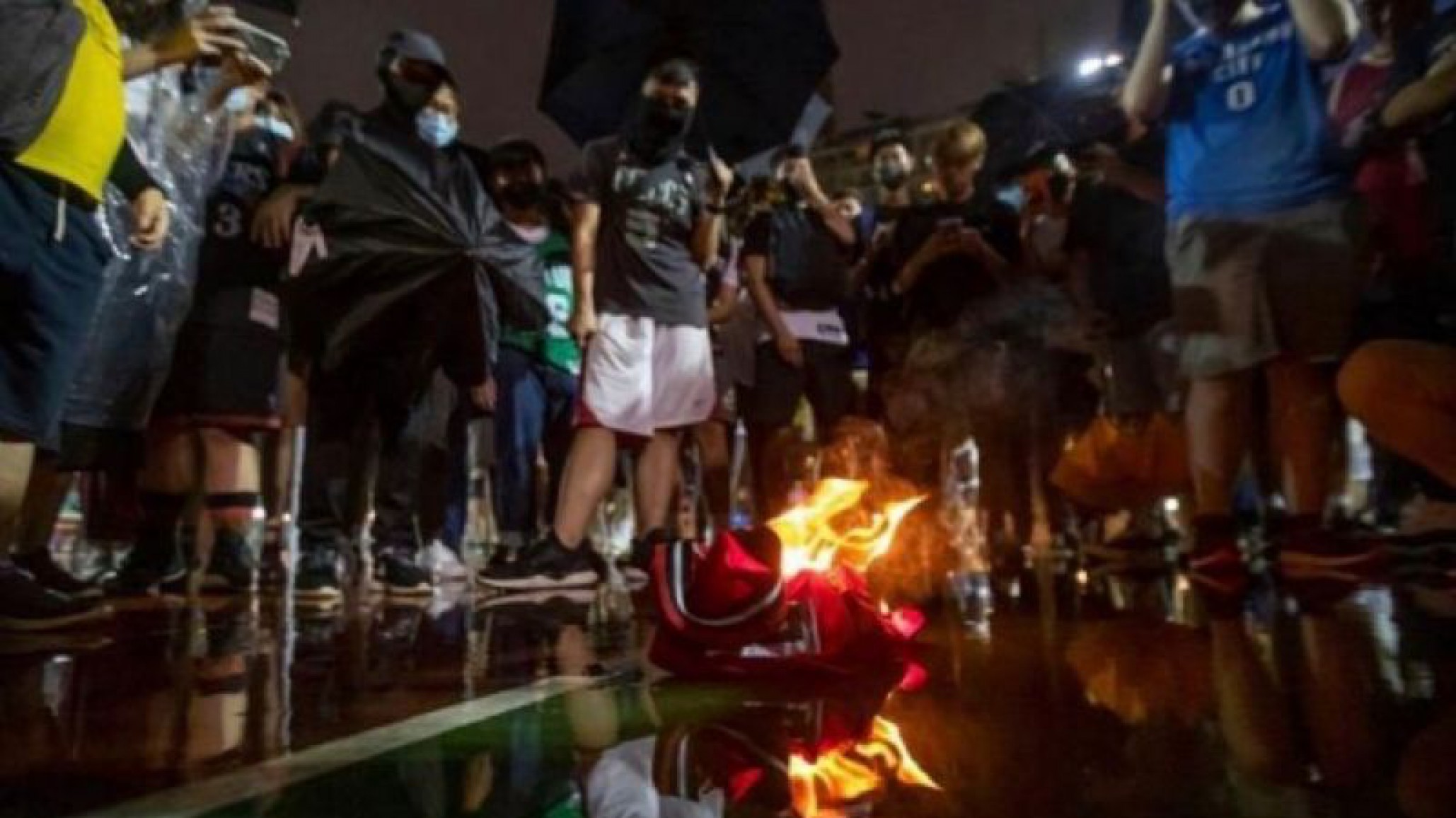Protesta contra Lebron James: habitantes de Hong Kong queman indumentaria del deportista en las calles