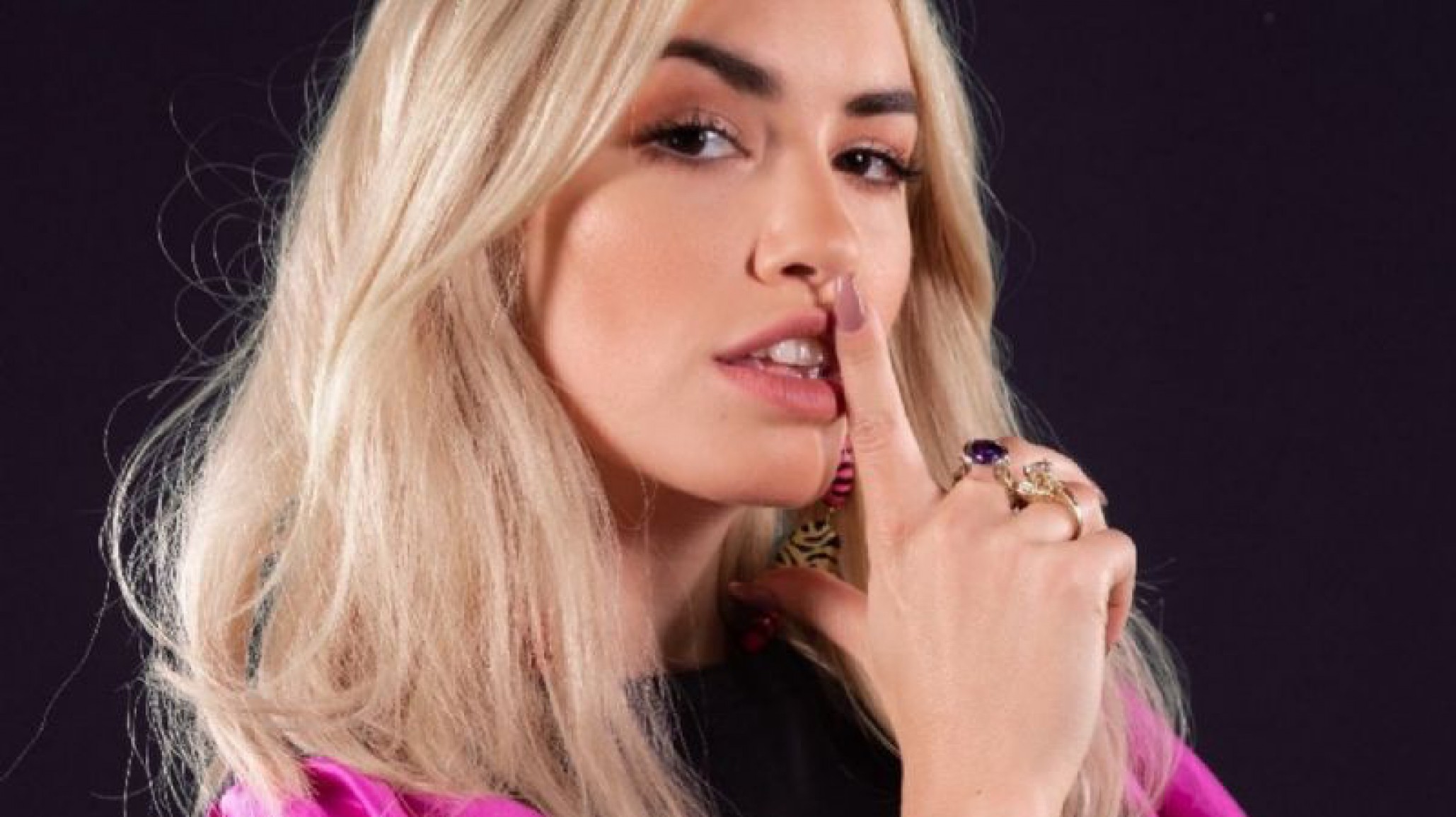 ¡Increíble! Lali apareció con un look ”peronista”