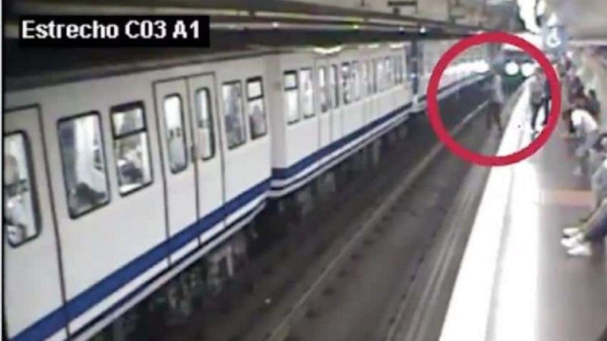 Video Viral: Una mujer cae a las vías del tren por estar mirando su celular