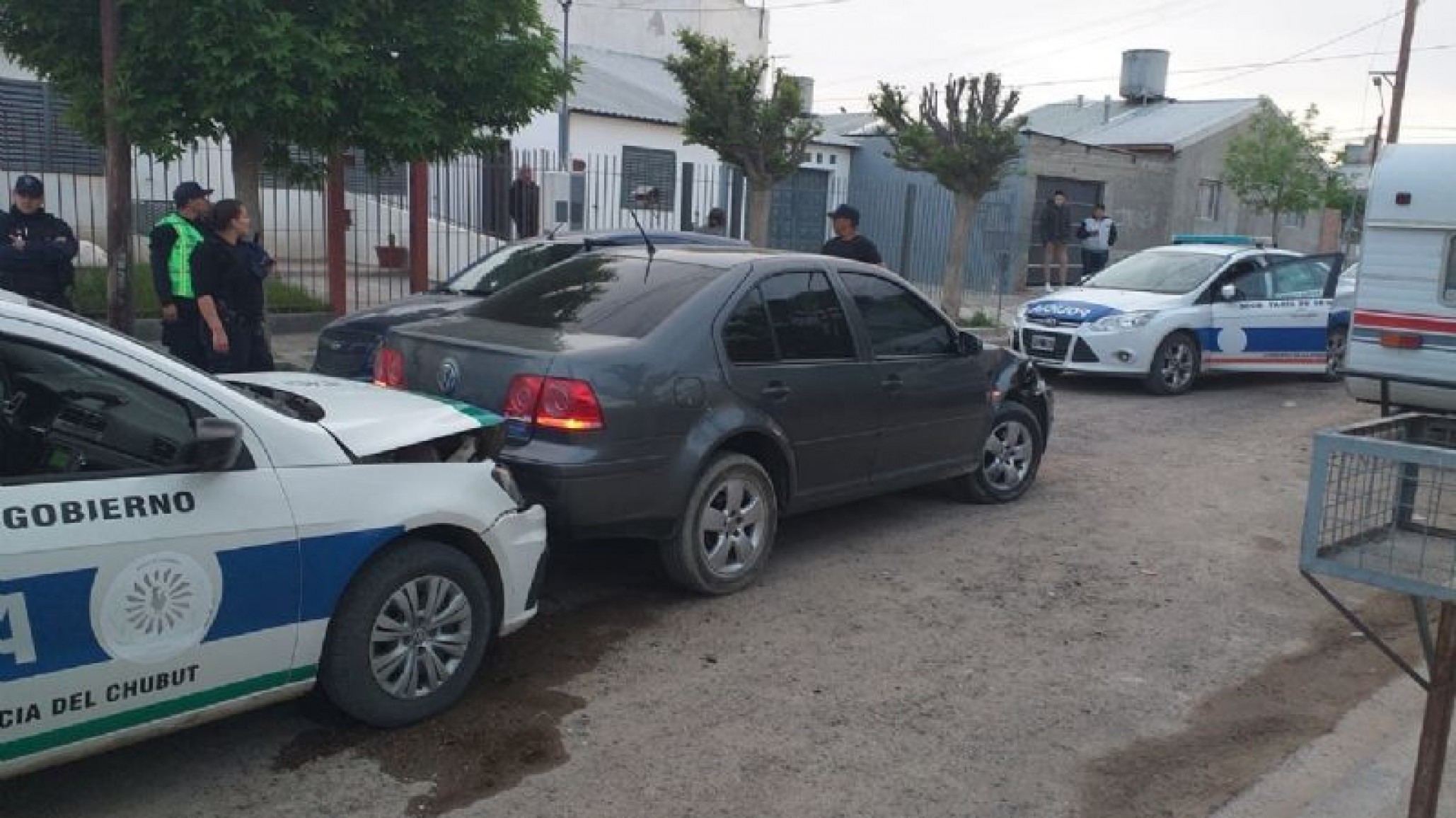 Evadió un control, empezó una persecución y chocó con dos autos