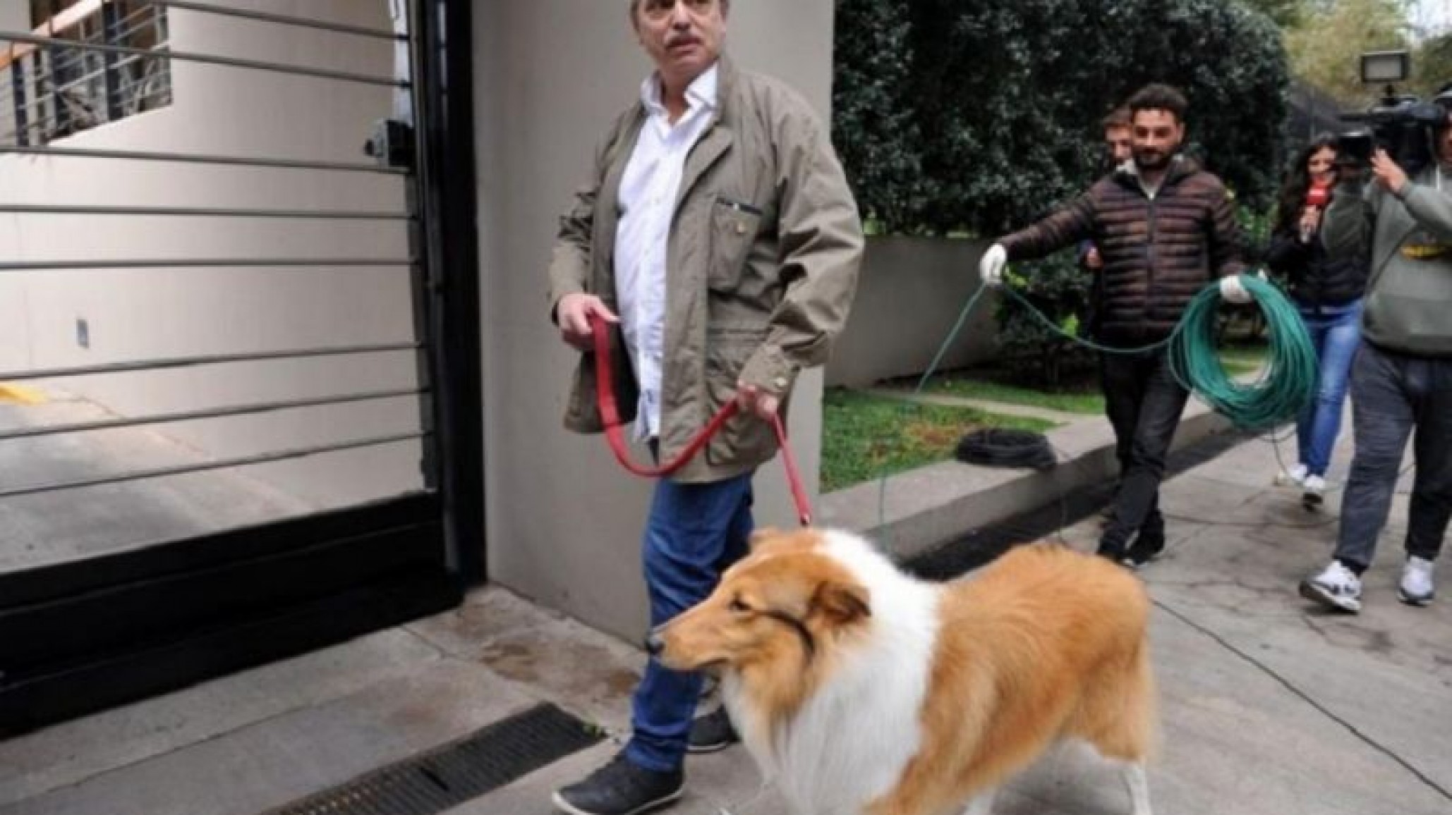 Alberto Fernández sacó a pasear el perro y se sacó fotos con los vecinos
