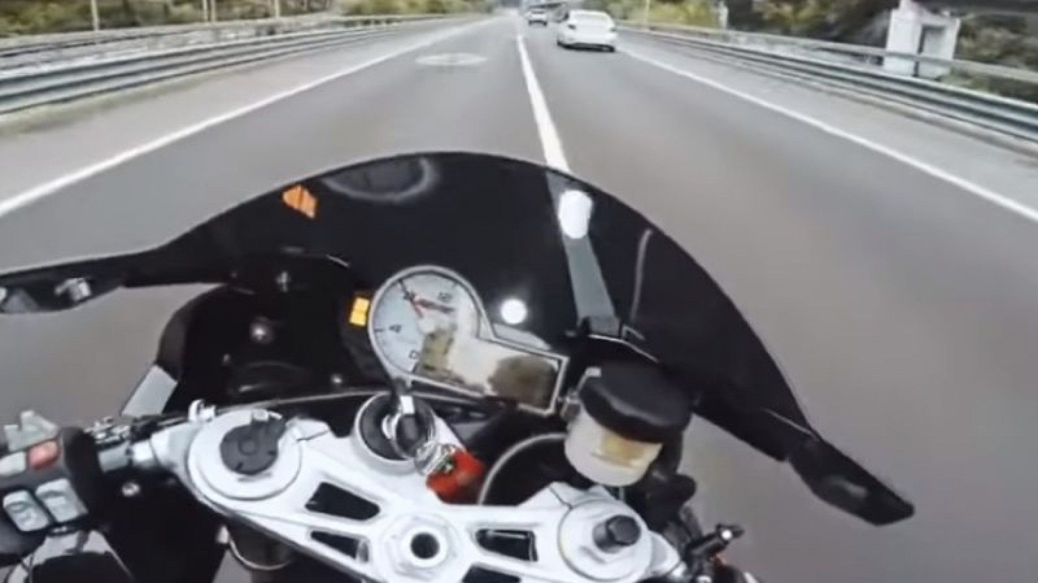 Video: Famosa bloguera grabó su propio accidente en moto