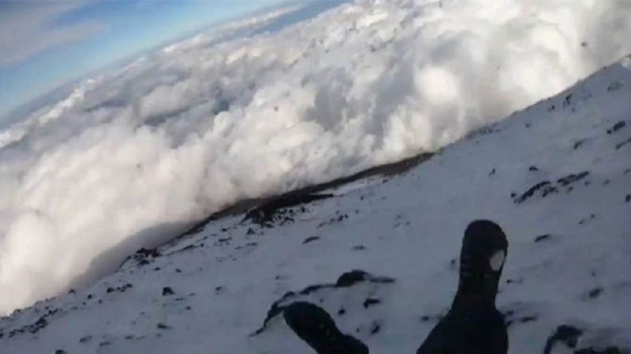 Un esquiador graba el preciso momento en que cae al vacío