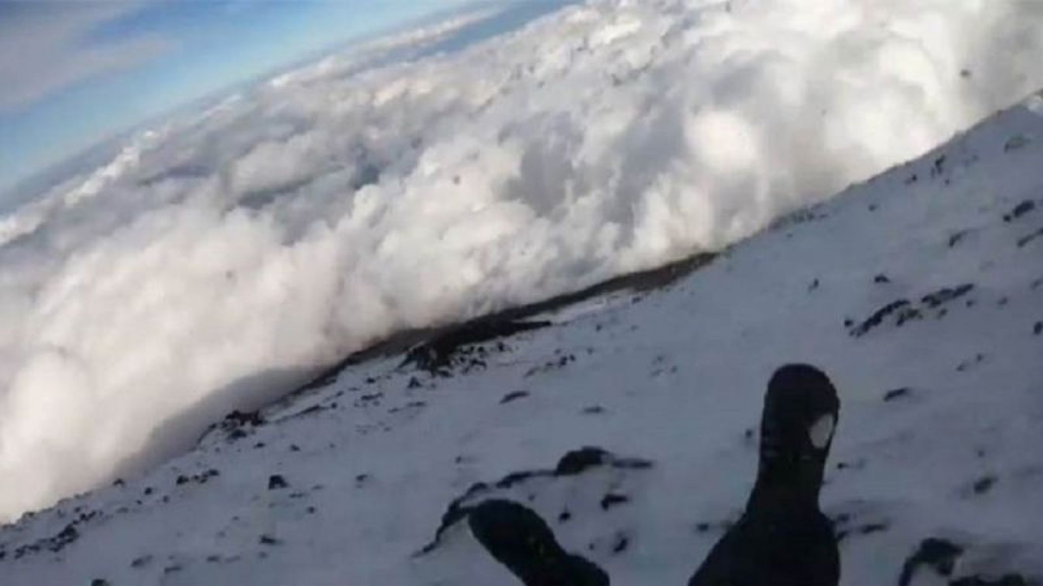 Un esquiador graba el preciso momento en que cae al vacío