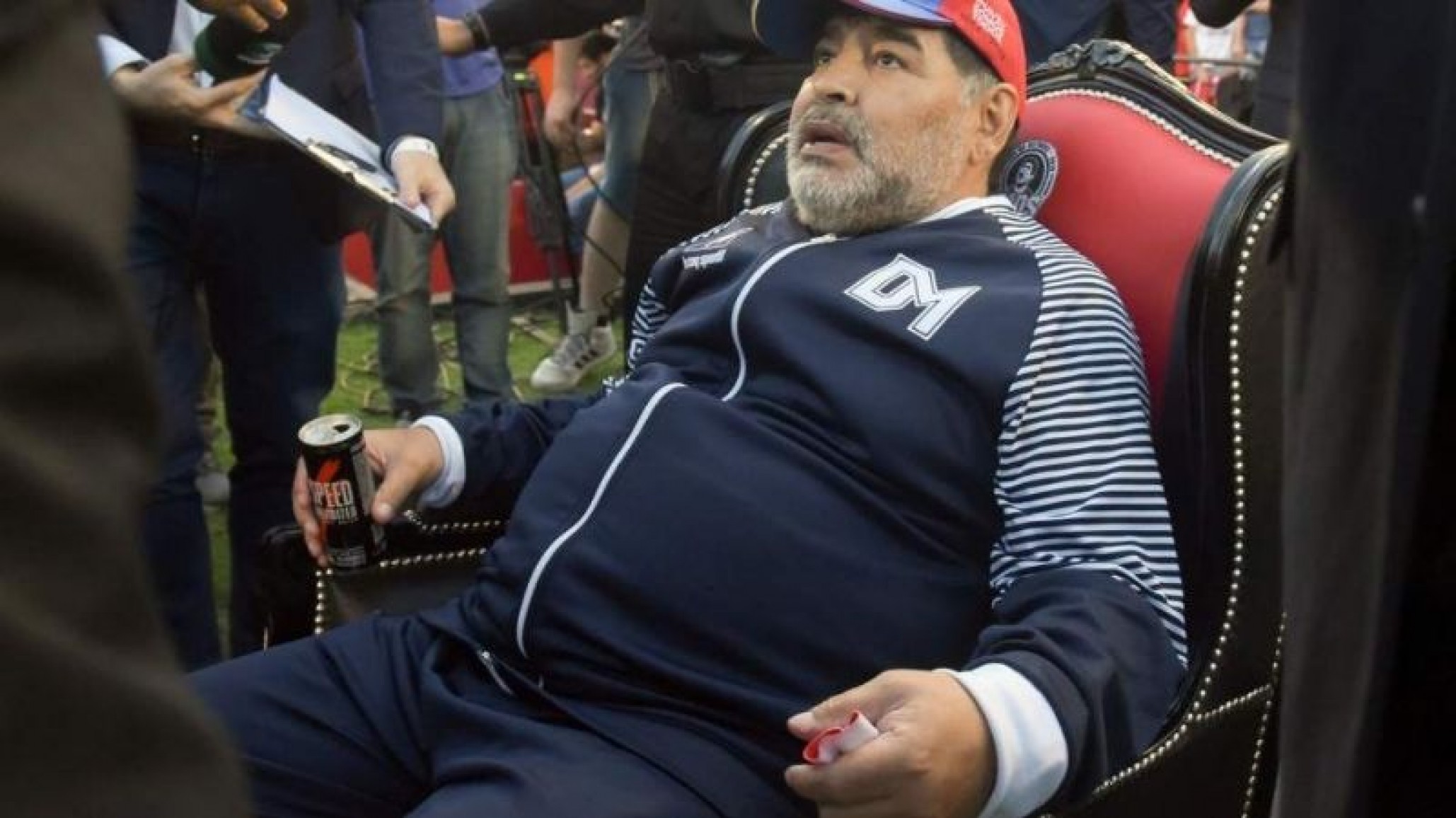¡Cosa de locos! El trono de Diego Maradona se venderá en edición limitada