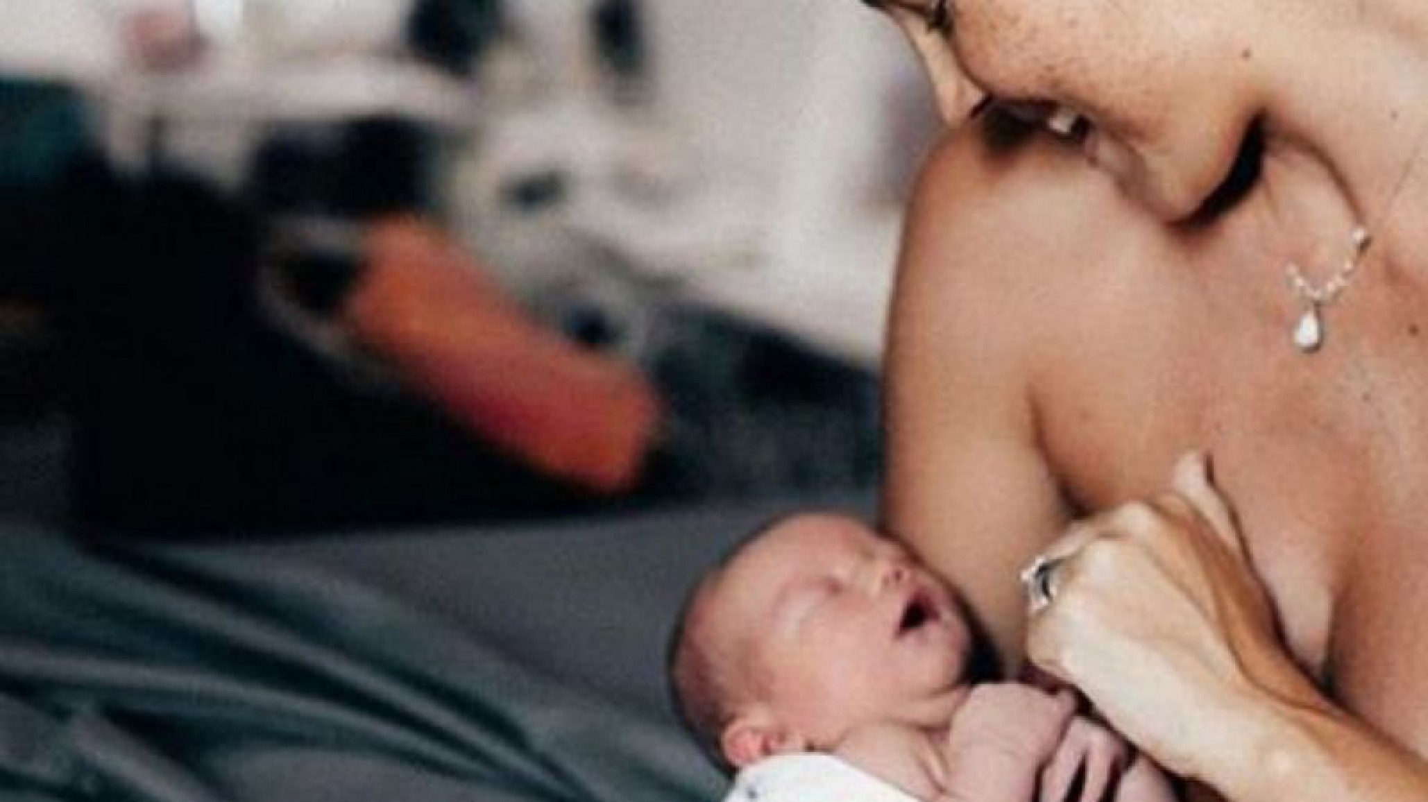 Foto viral: amamantó a su hijo en una piscina y sin sostenerlo