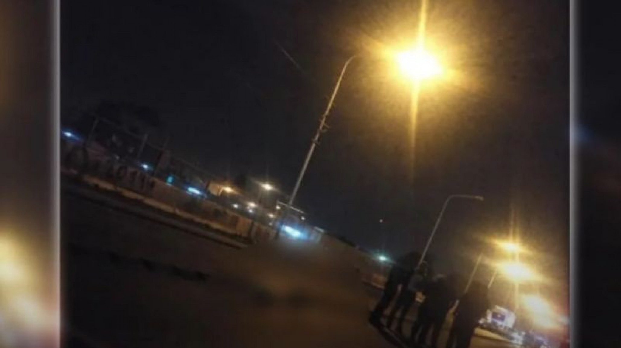 Tiraron a una mujer desde un auto en la Ruta 21 y murió atropellada por un camión