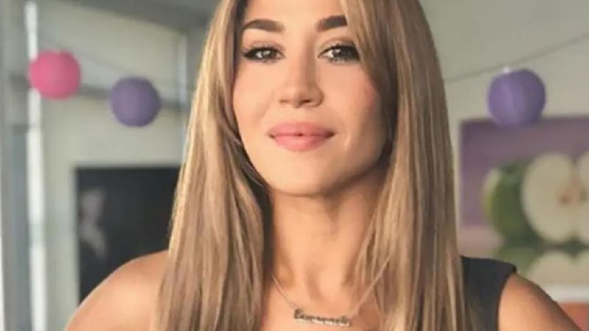 Microtanga y de espaldas, la foto de Jimena Barón para hacer un reclamo: “ni me llames