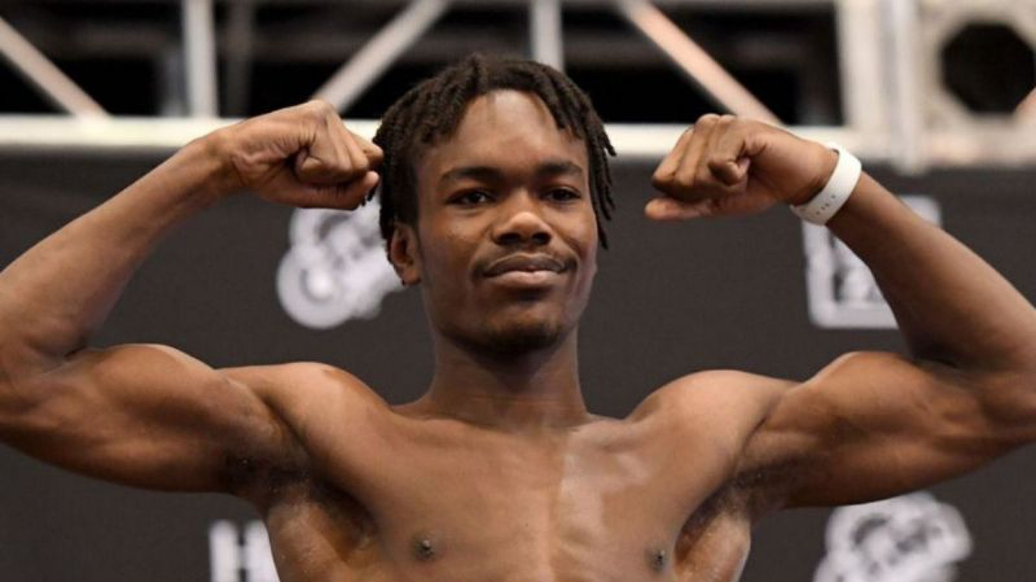 Debutó el hijo de Holyfield y ganó en tiempo record