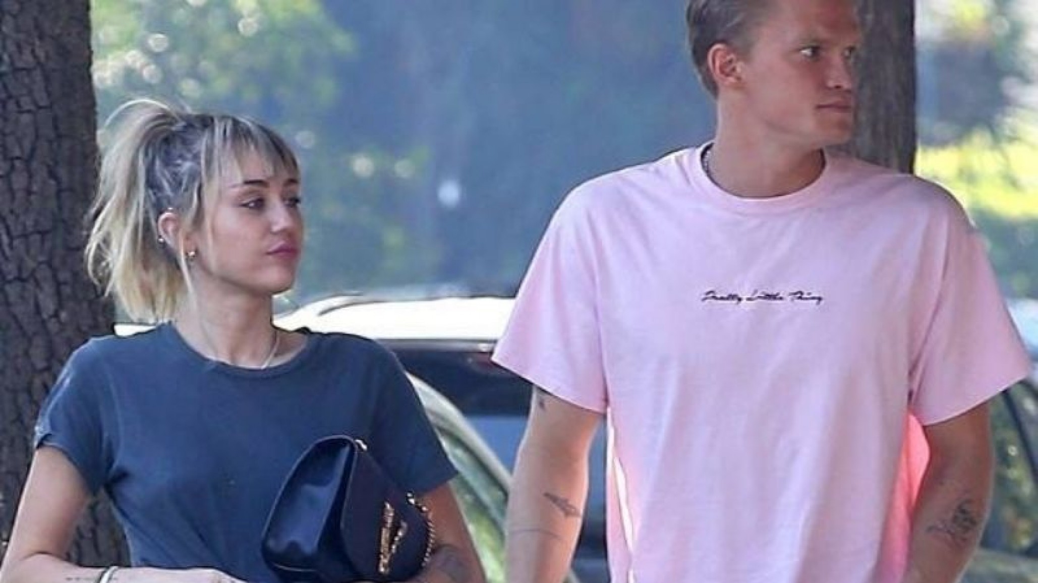 Se casó el hermano de Miley Cyrus y llevó a Cody Simpson a la boda