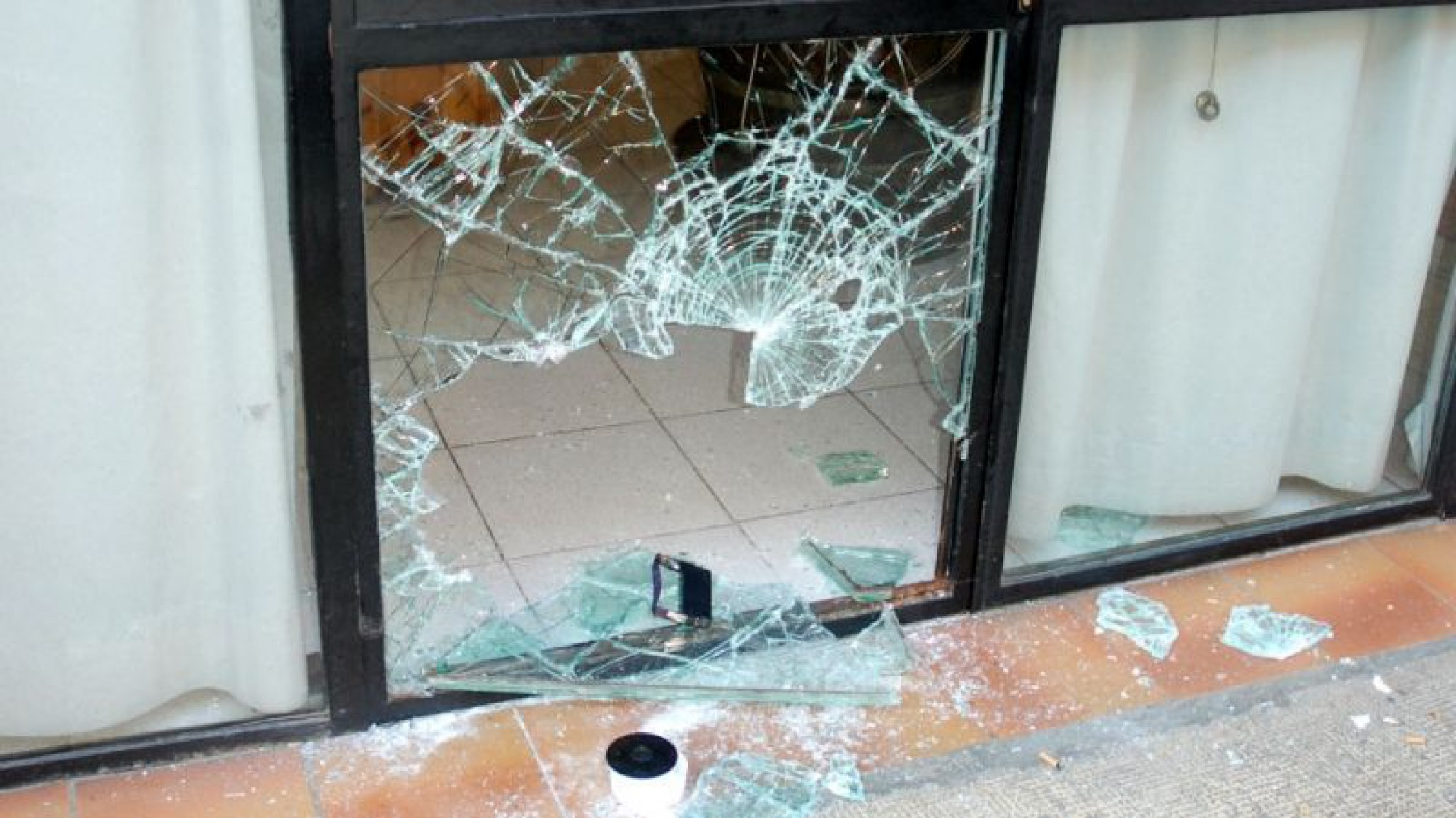 Esquel: Lanzó una piedra para ingresar a robar y huyó por el sonido de la alarma