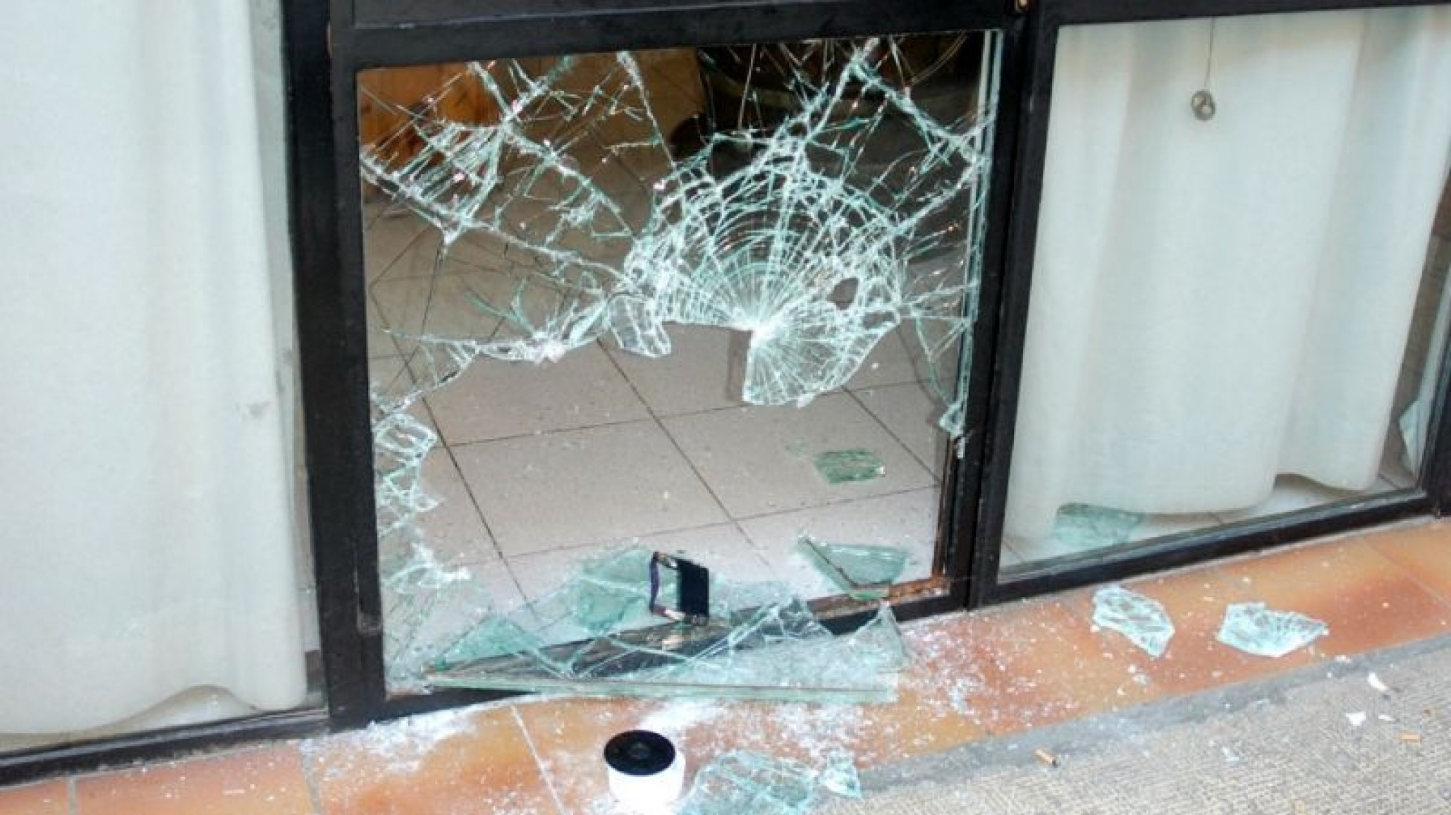 Esquel: Lanzó una piedra para ingresar a robar y huyó por el sonido de la alarma