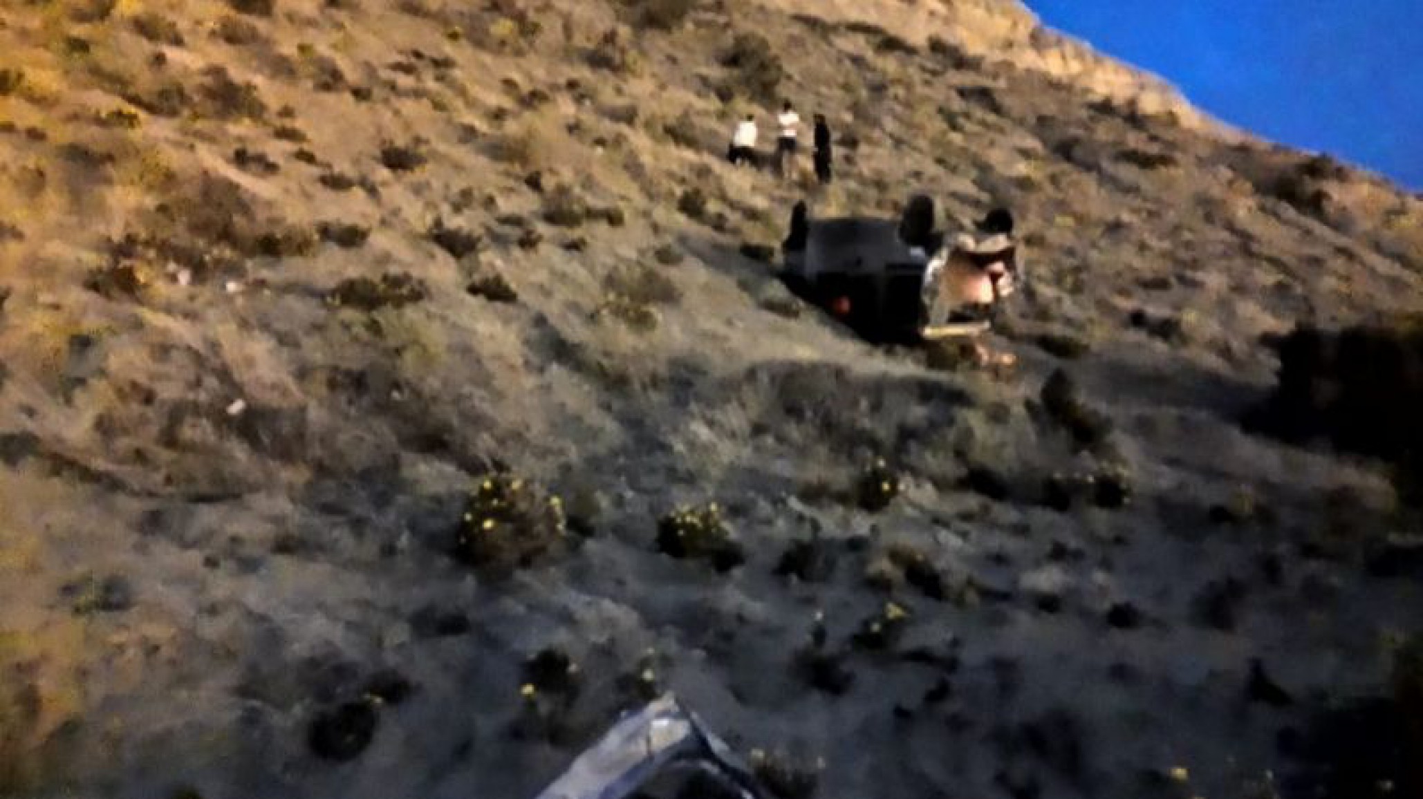Comodoro: volcó con su camioneta en el cerro y lo asistieron unos menores