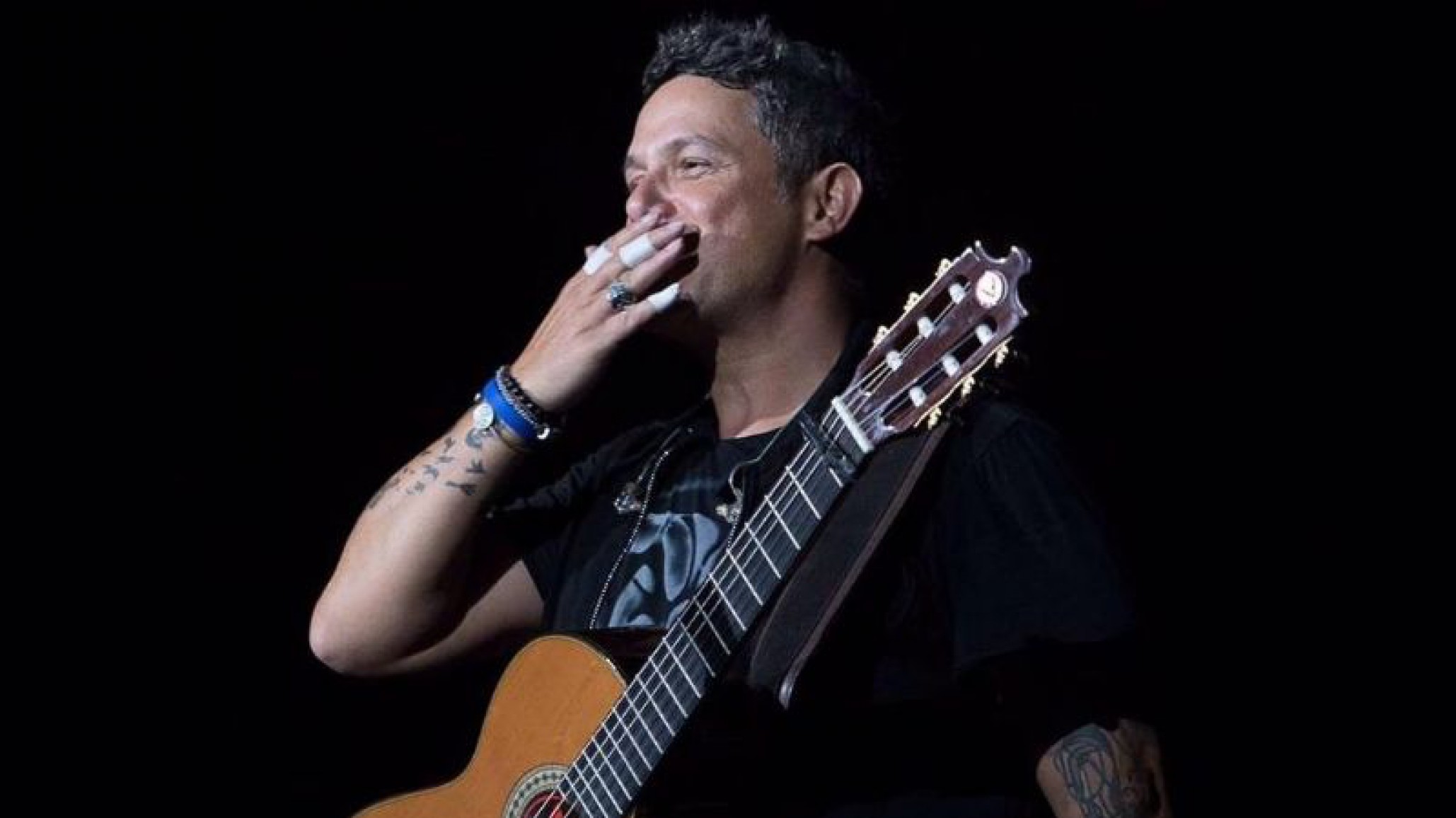 ¡Adiós a la dieta Alejandro Sanz come postres de chocolate en el gimnasio