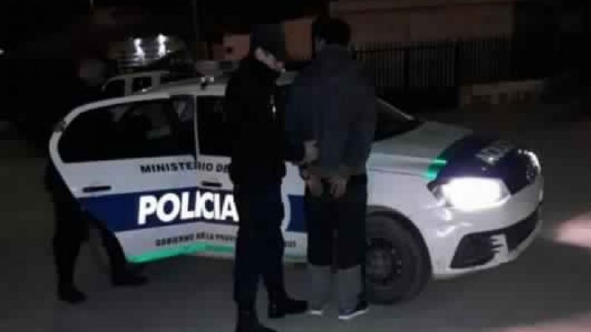 Comodoro: Una mujer viajaba con la puerta abierta pidiendo ayuda