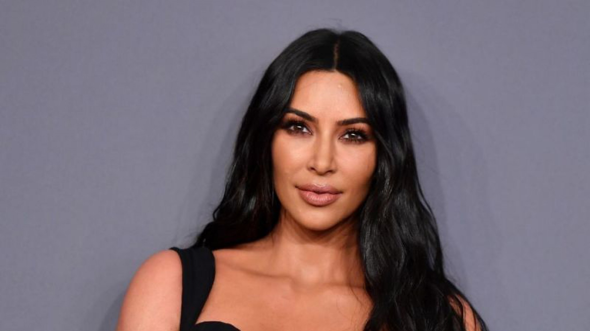 Imparable: Kim Kardashian lanzó cintas “push up” para vestidos muy escotados