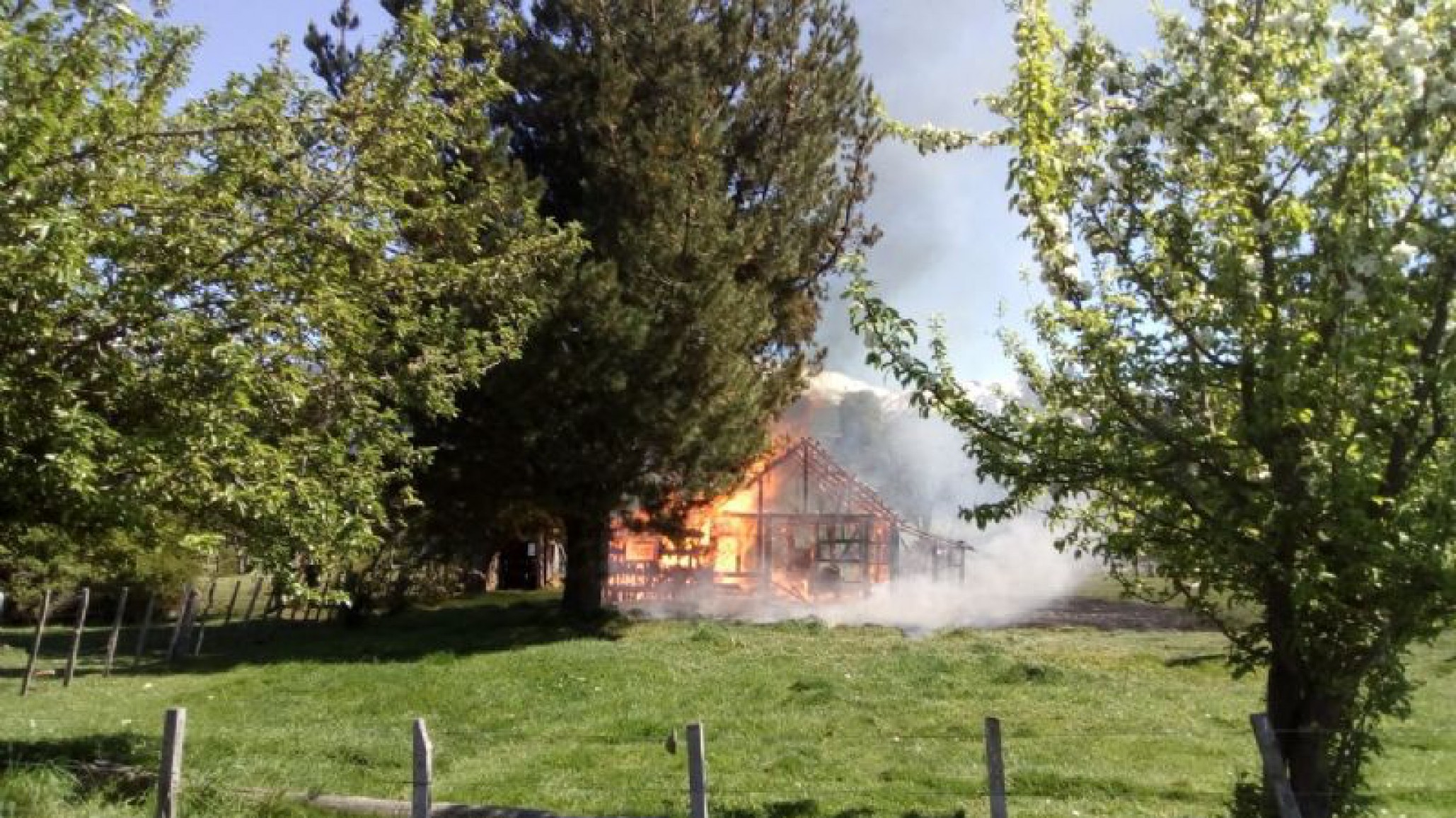 Esquel: Fue a buscar leña y cuando volvió a su casa se estaba incendiando