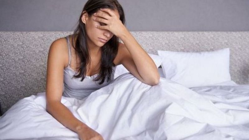 Inglaterra: una joven se durmió con una fuerte migraña y nunca despertó