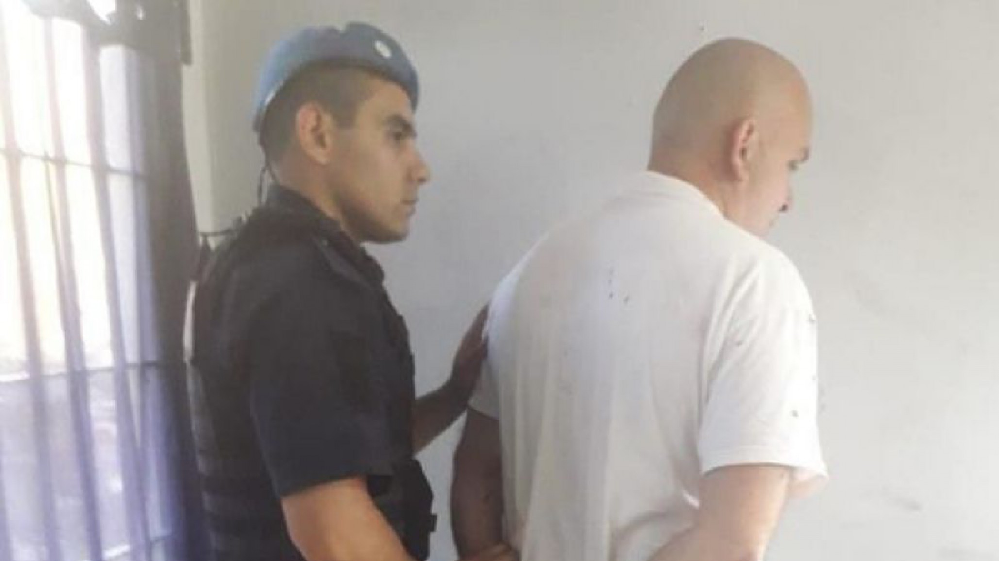 Una mujer fue atacada con un hacha: Su pareja le cortó la oreja