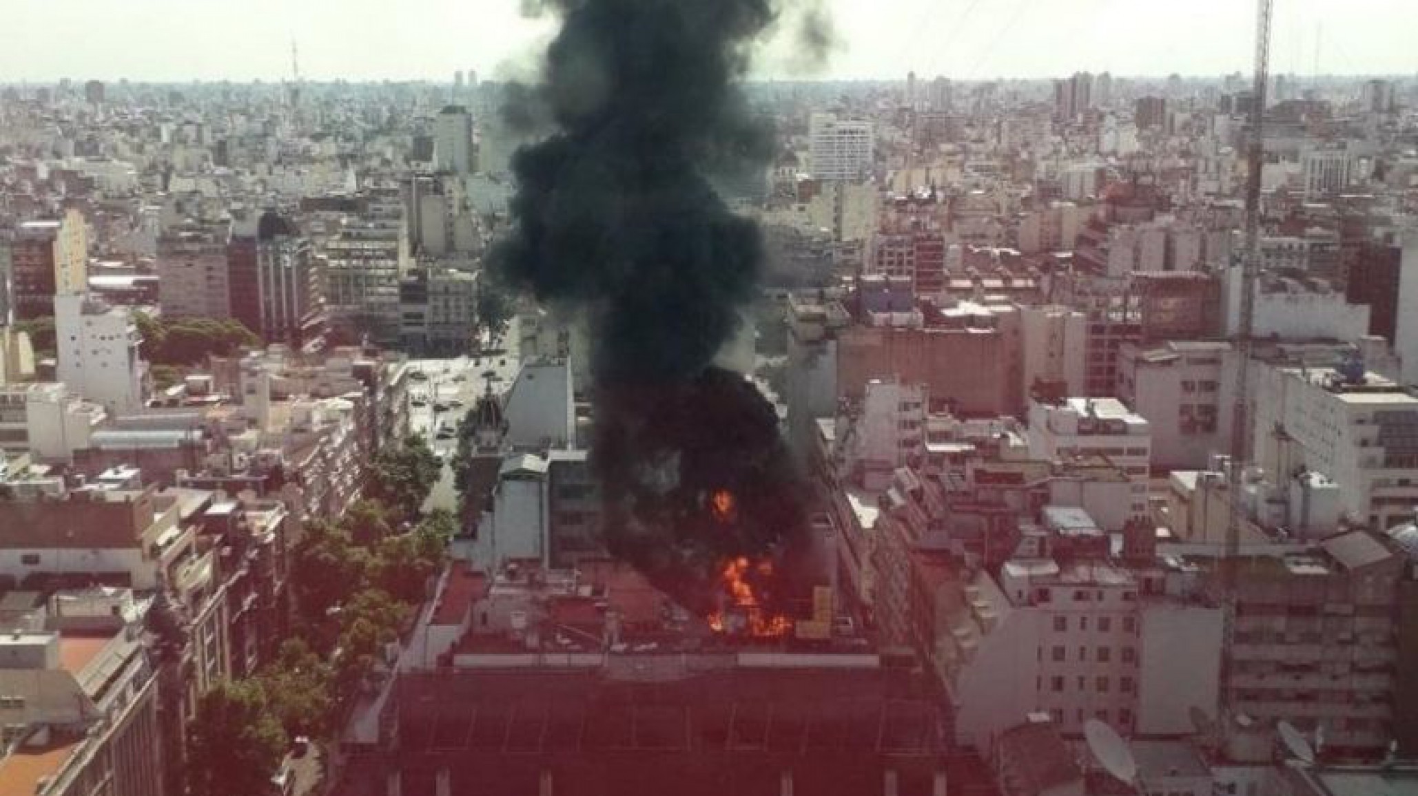 Feroz incendio en una terraza de Buenos Aires, tuvieron que evacuar el edificio