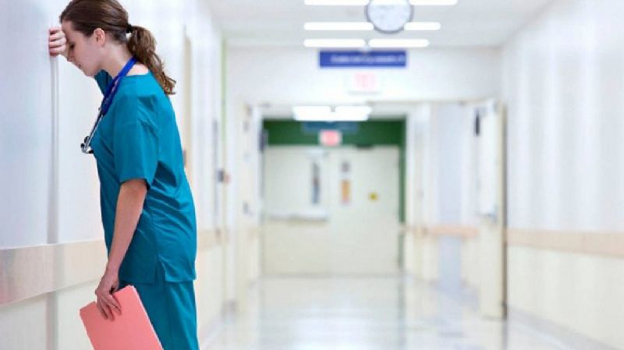 Inglaterra: una enfermera de 35 años se suicidó por el estrés de trabajar turnos de 12 horas