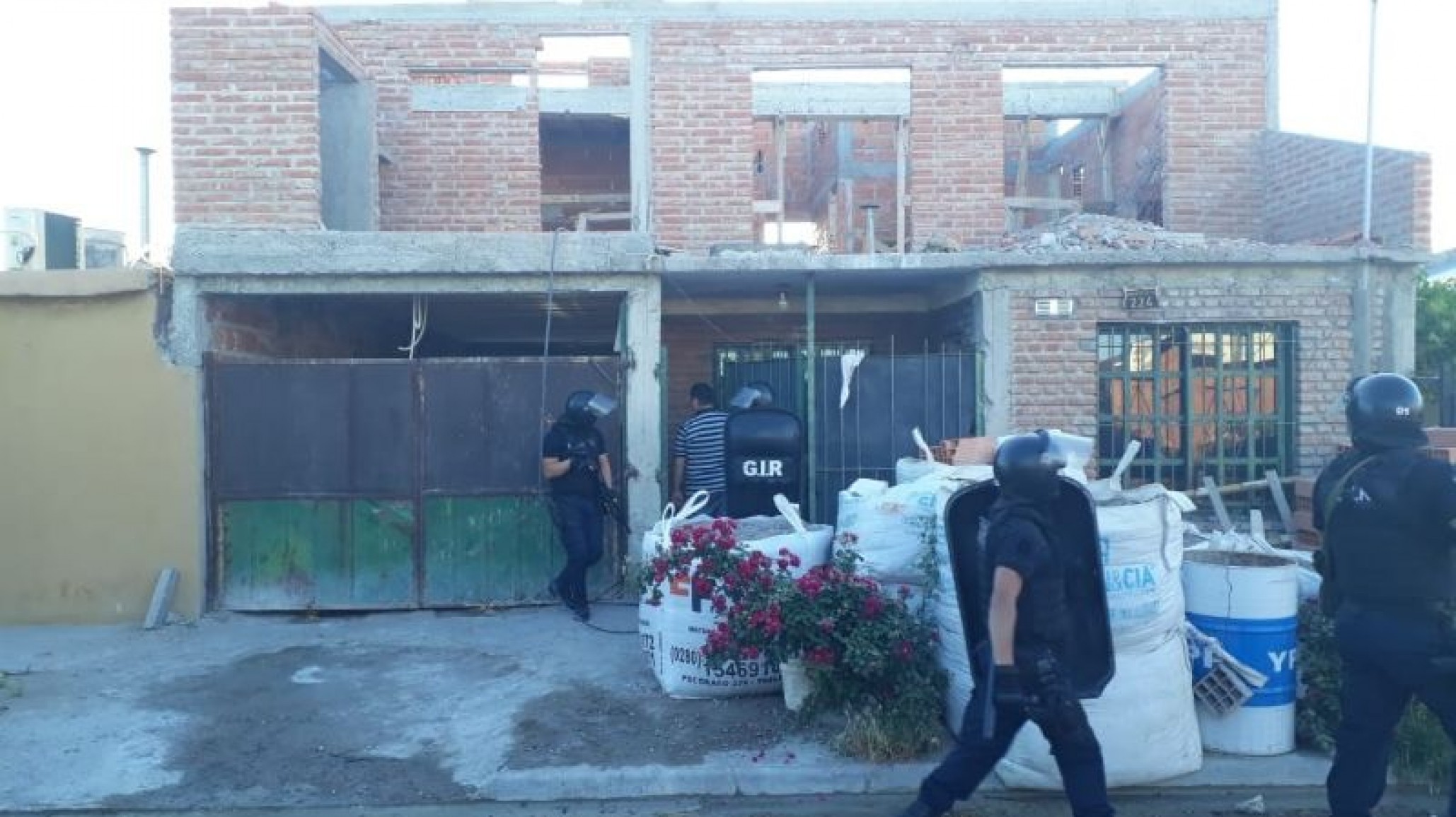 En tres allanamientos por el robo a la financiera durante el corte de fibra en Madryn secuestraron reales brasileños