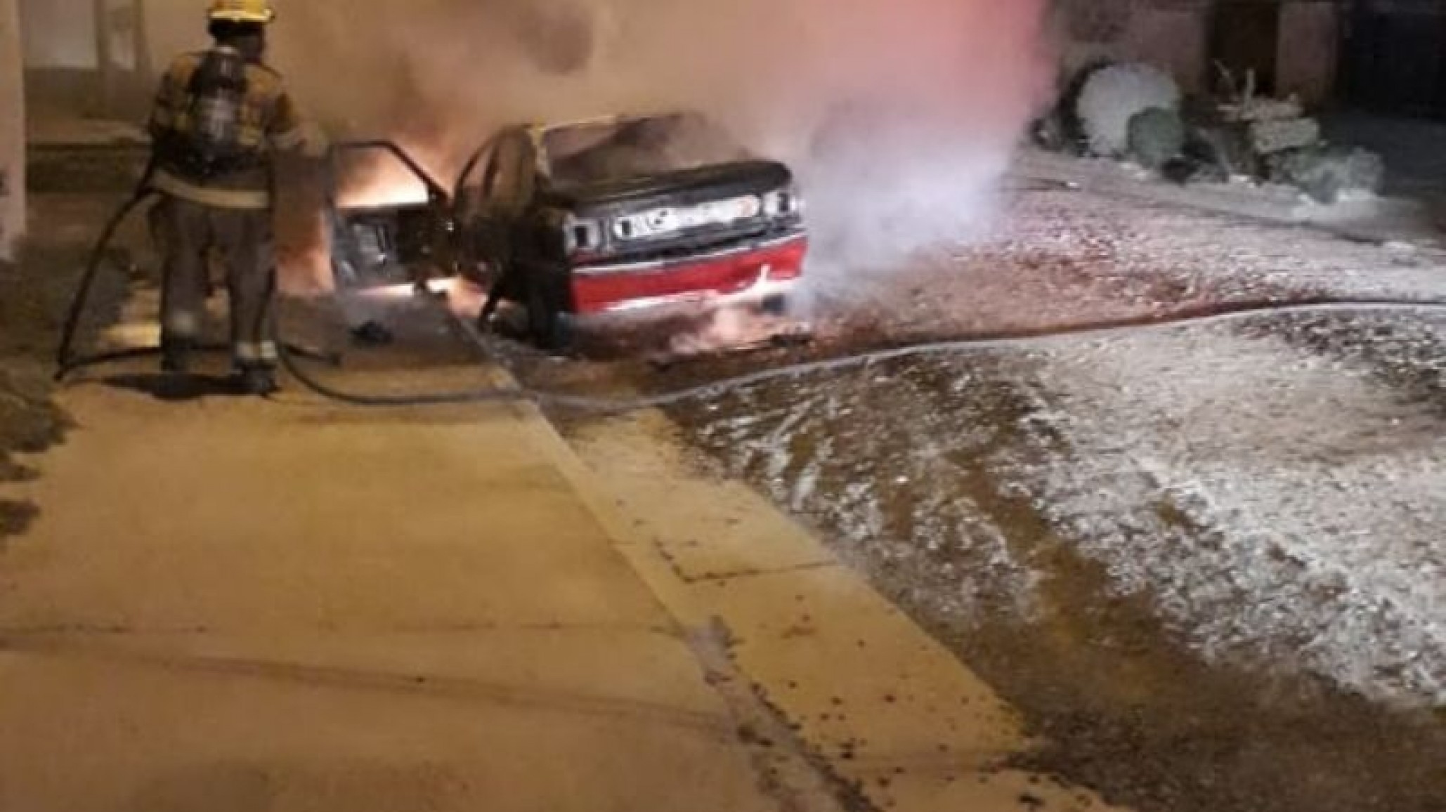 Lo encontraron quemando un auto en Madryn, habría incendiado otros dos minutos antes
