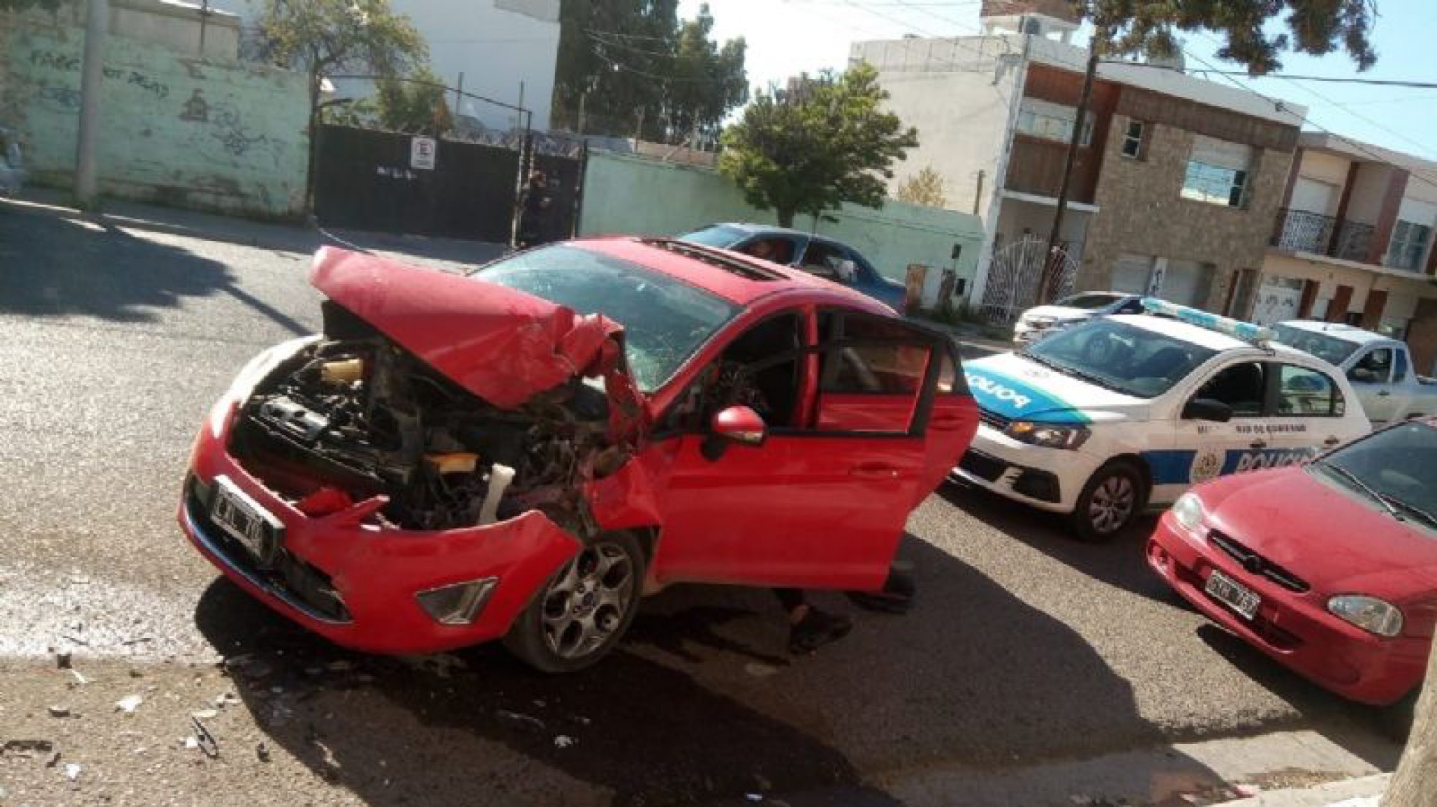 Ahora: En aparente estado de ebriedad chocó una camioneta estacionada