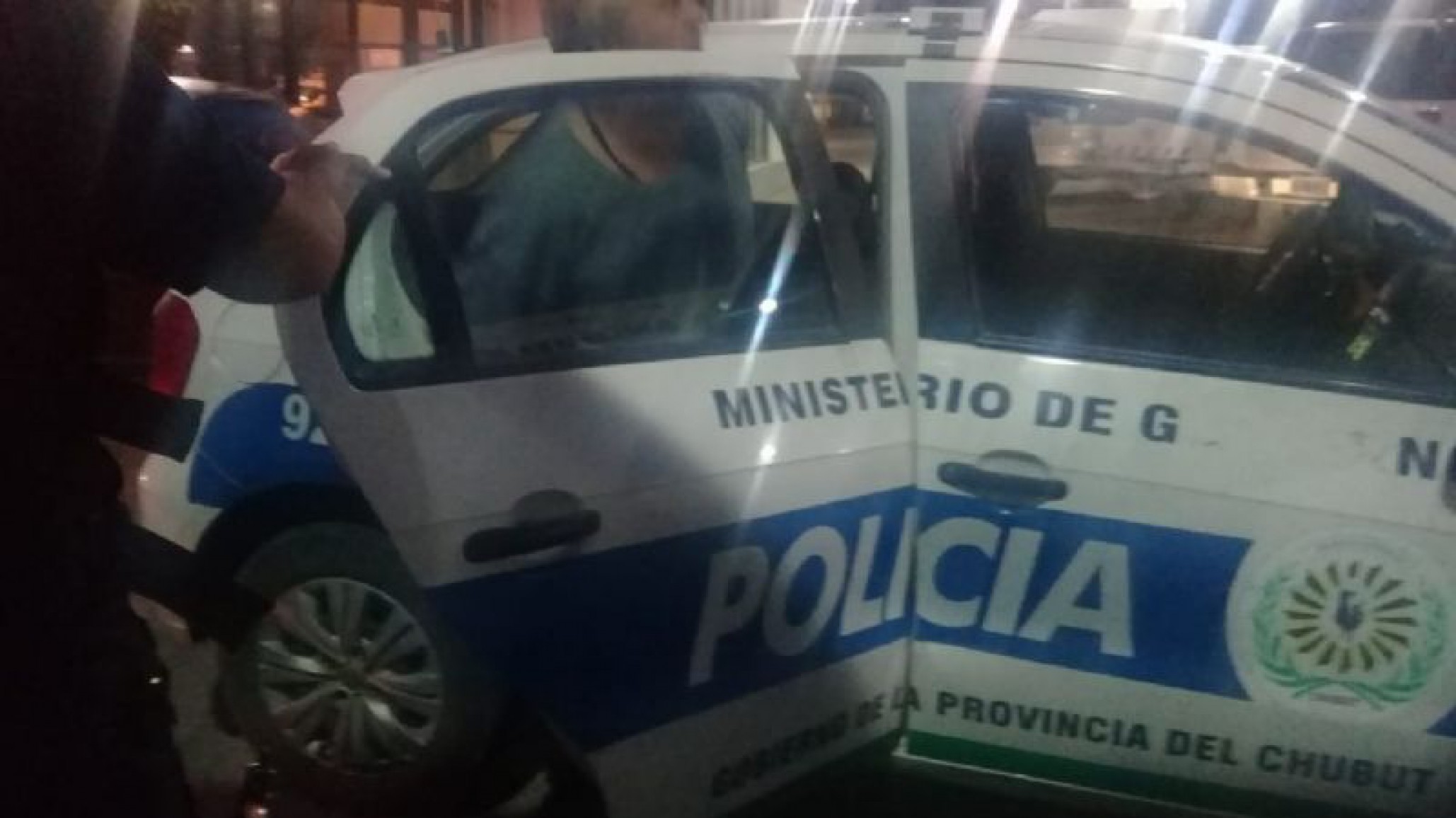 Detuvieron a un hombre por robar mercadería de La Anónima de Trelew y pegarle a una empleada