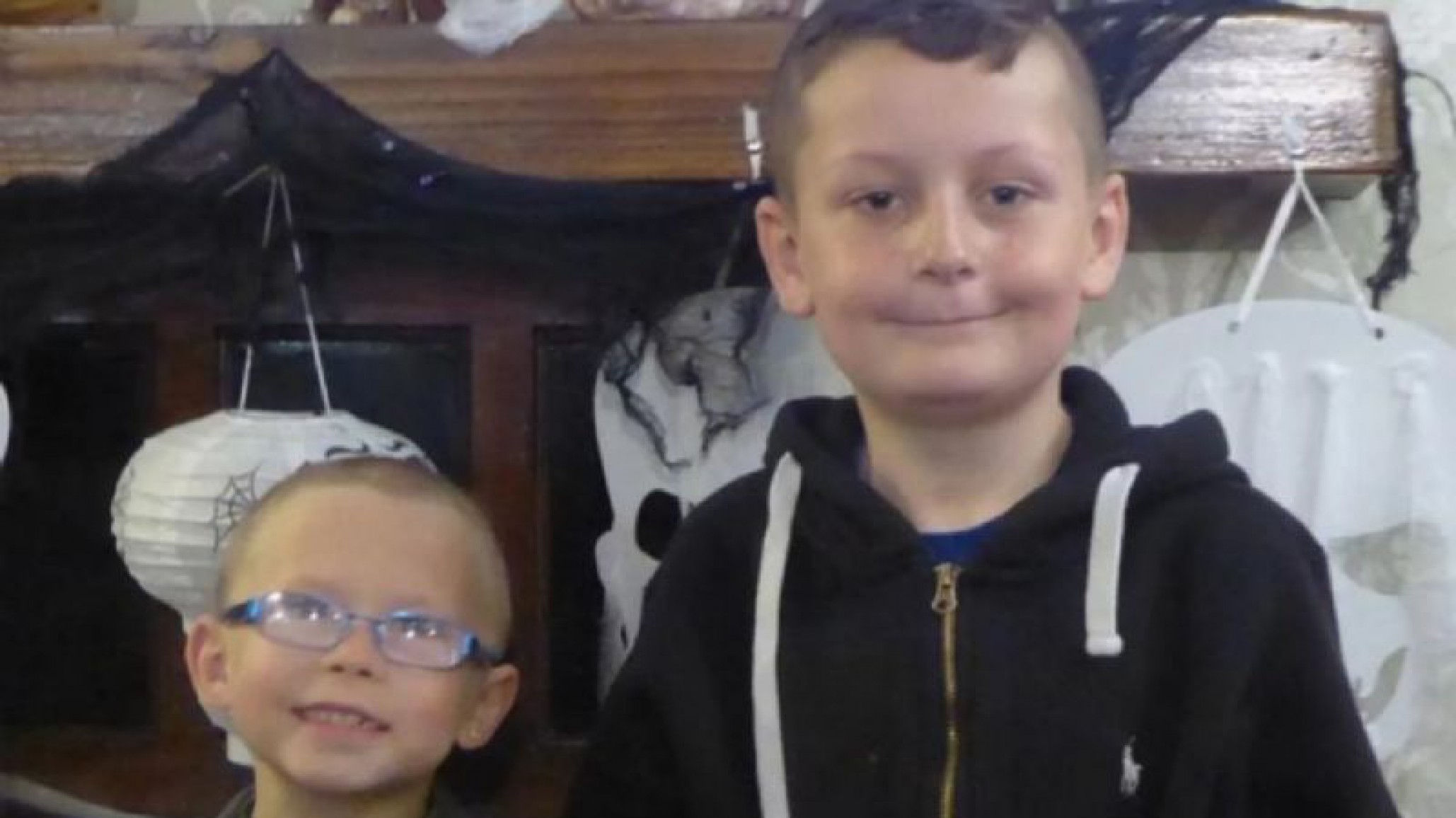 Tiene siete años y para apoyar a su amigo se rapó la cabeza