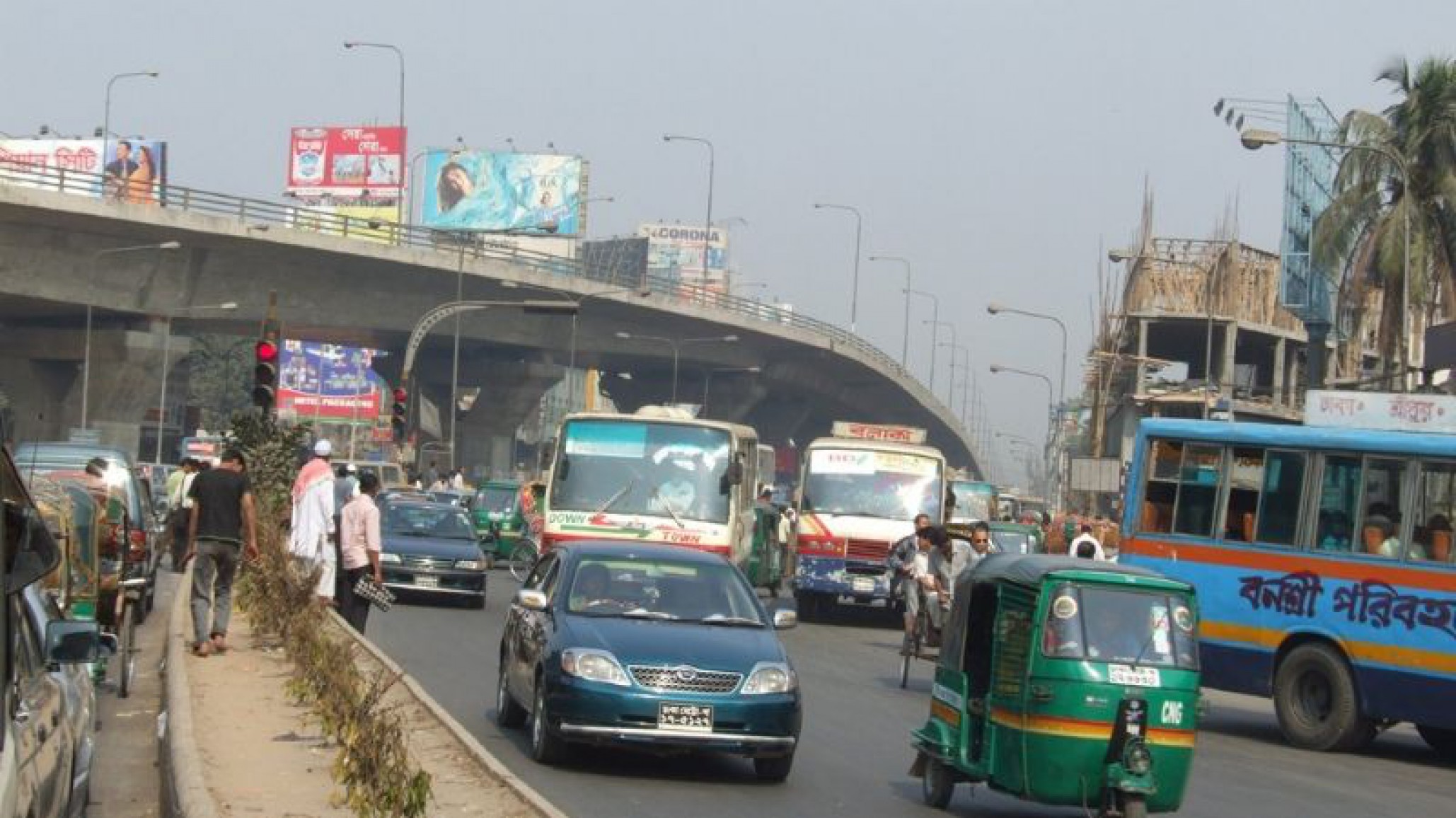 El auto volador: Cayó desde un puente a una calle y generó una catástrofe