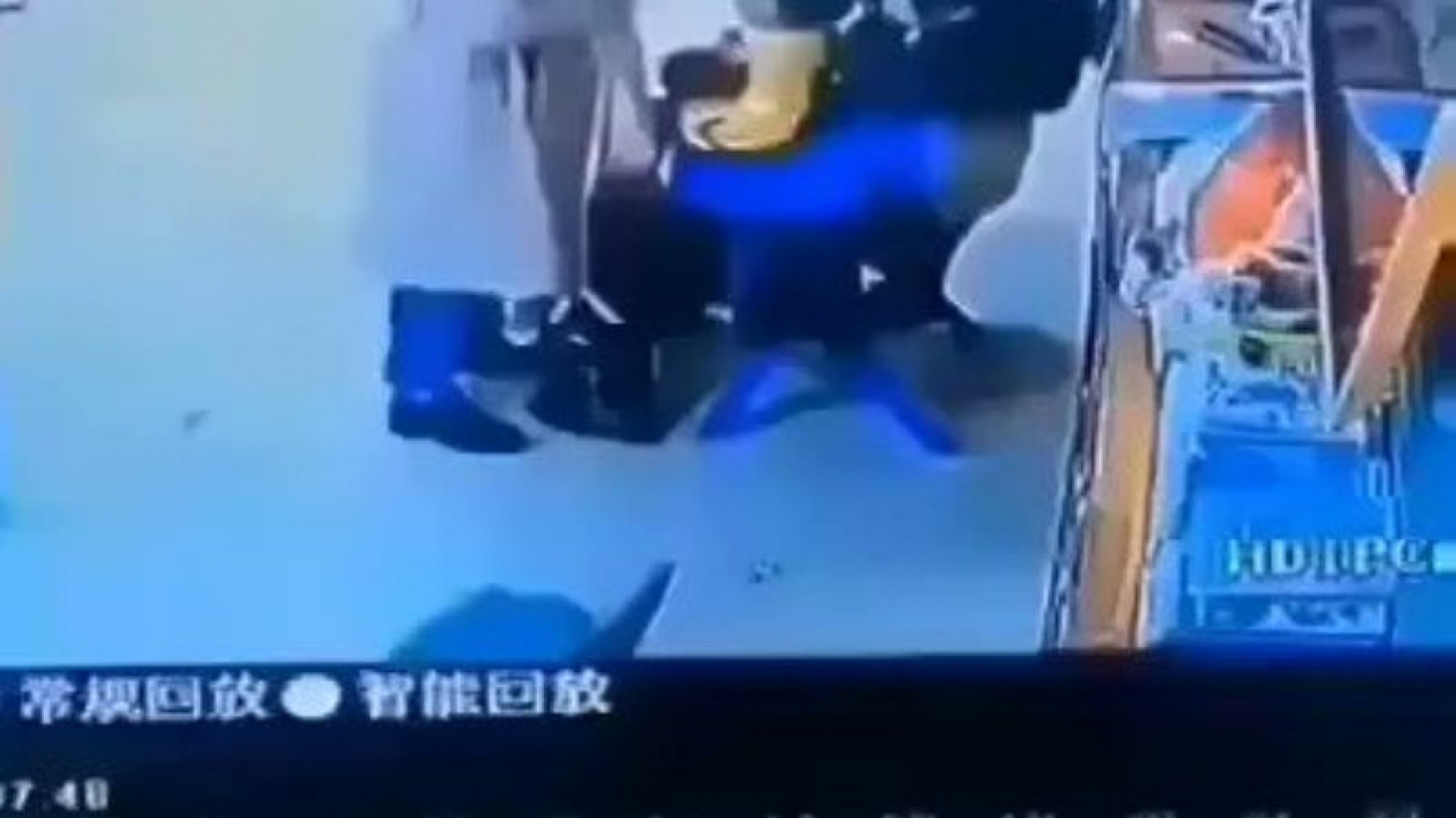 Video viral: maestra le estaba pegando a un niño y el padre le dio una paliza