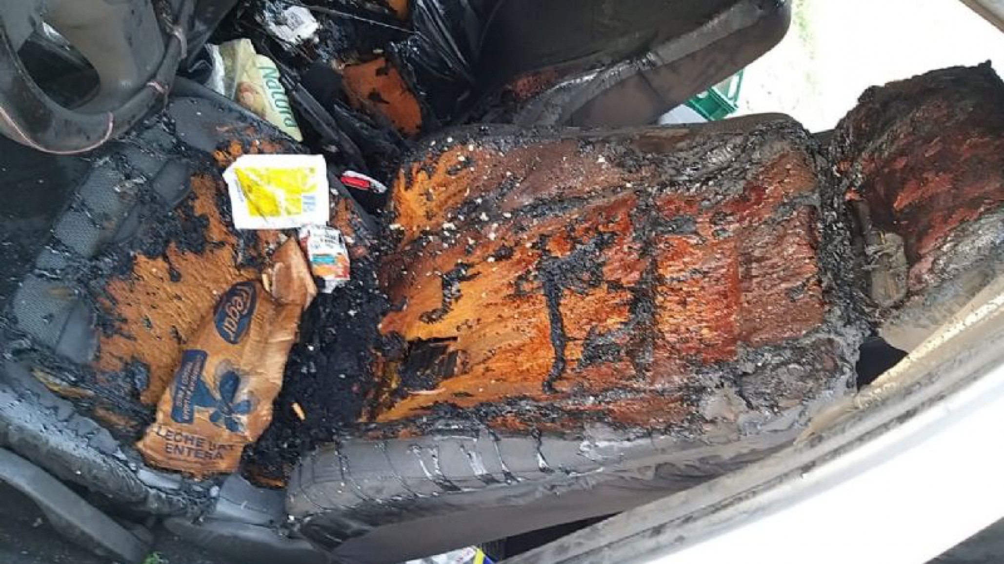 Trelew: Rompieron la puerta de un auto, arrojaron papel con fuego y lo incendiaron