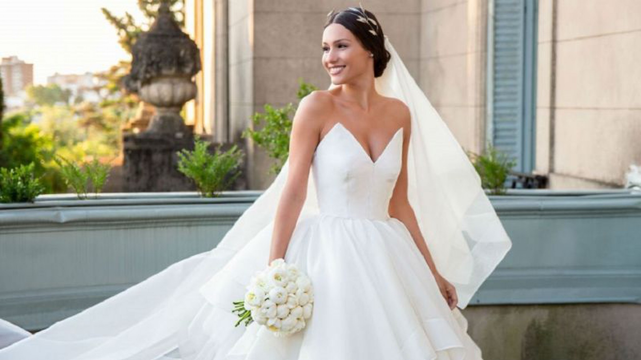 Pampita entró al Bailando con un delicado vestido de novia