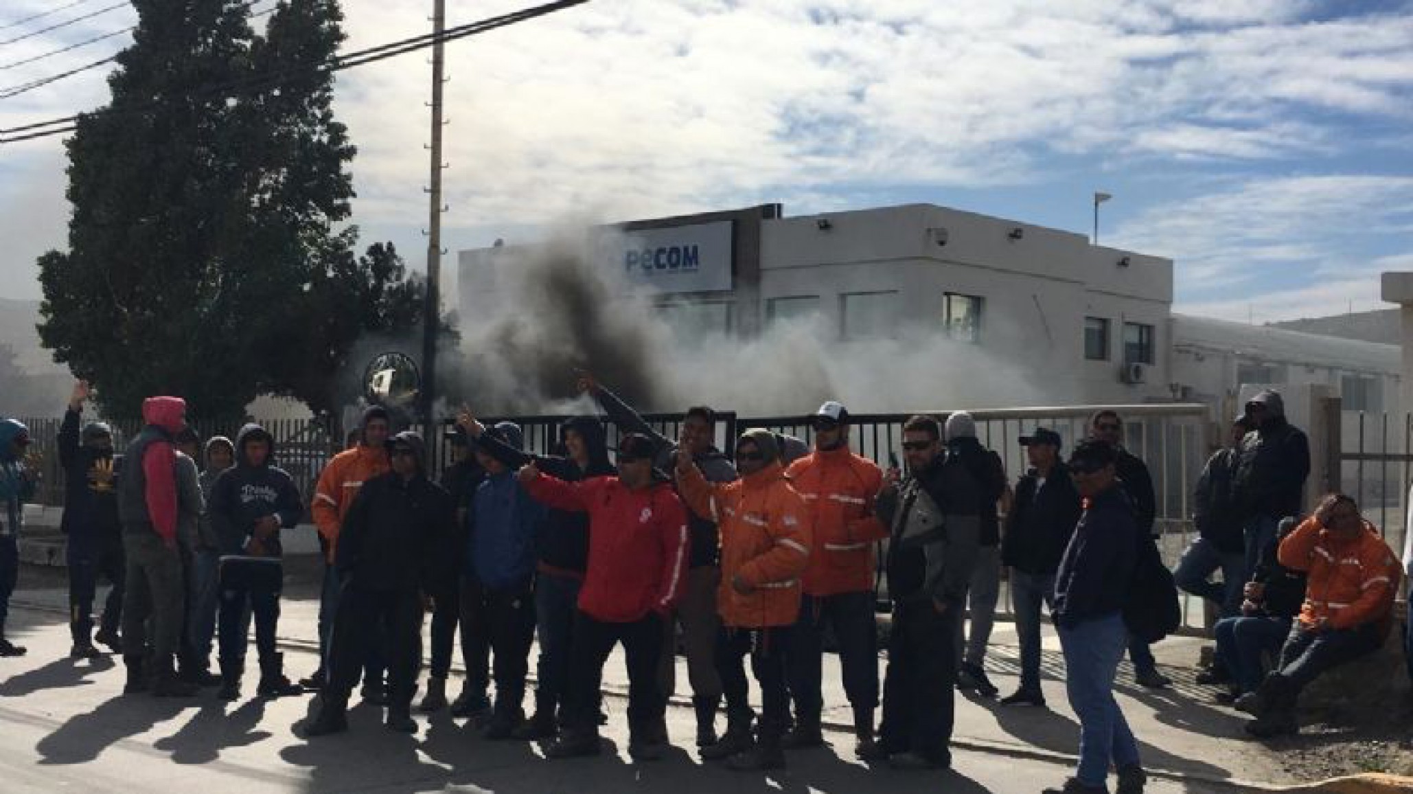 En Pecom hay quema de cubiertas por despidos